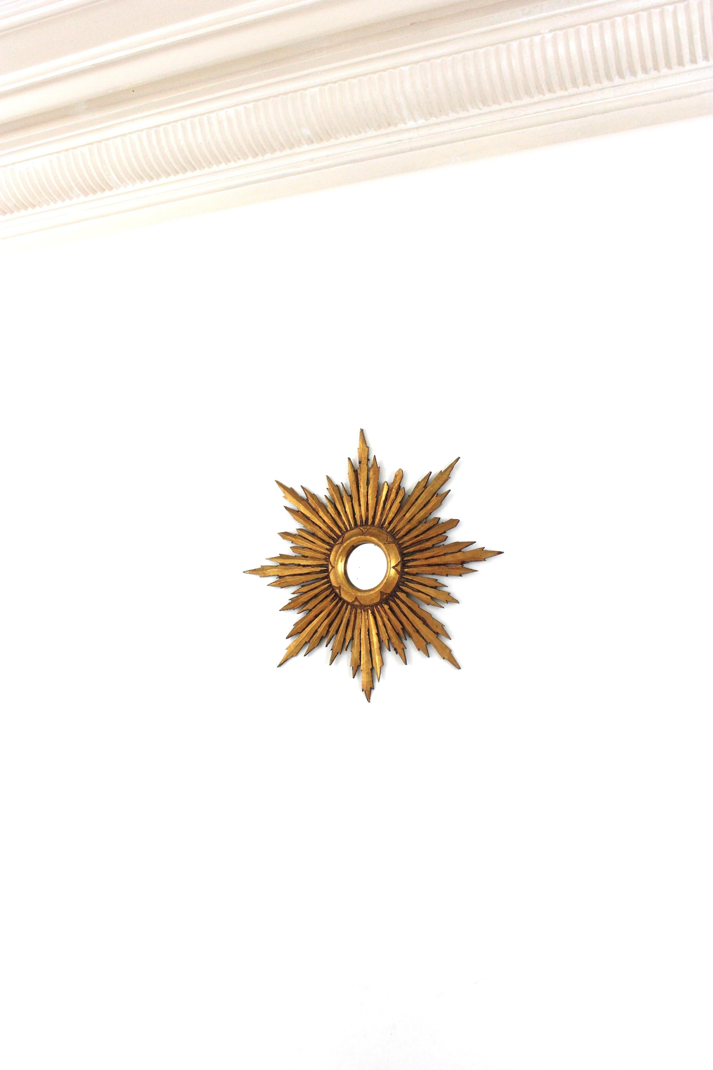 Sunburst Starburst Mirror in Giltwood, Small Scale, Spanish Baroque In Good Condition For Sale In Barcelona, ES
