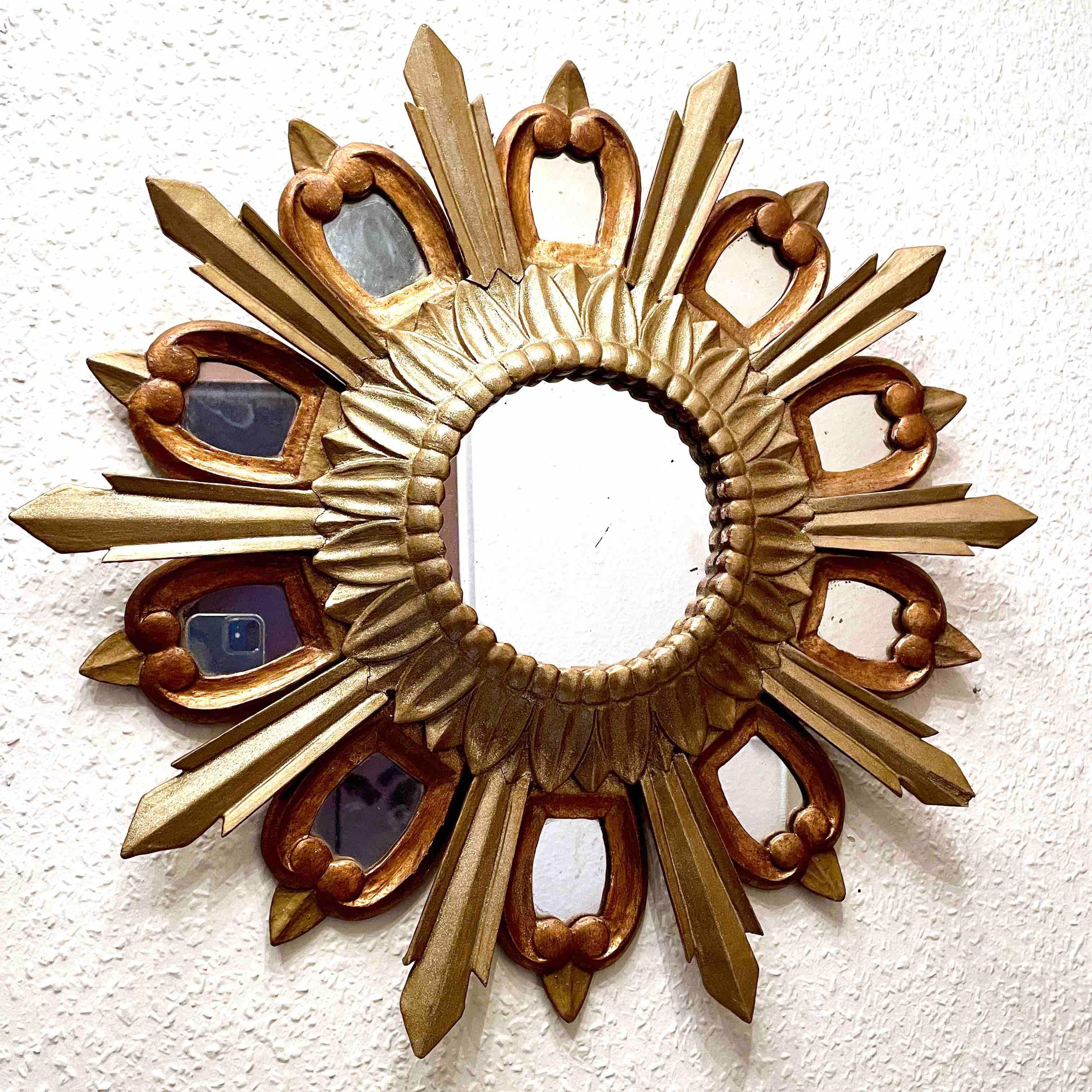 Un magnifique miroir en étoile. Fabriqué en bois doré. Aucun éclat, aucune fissure, aucune réparation. Il mesure approximativement : 21