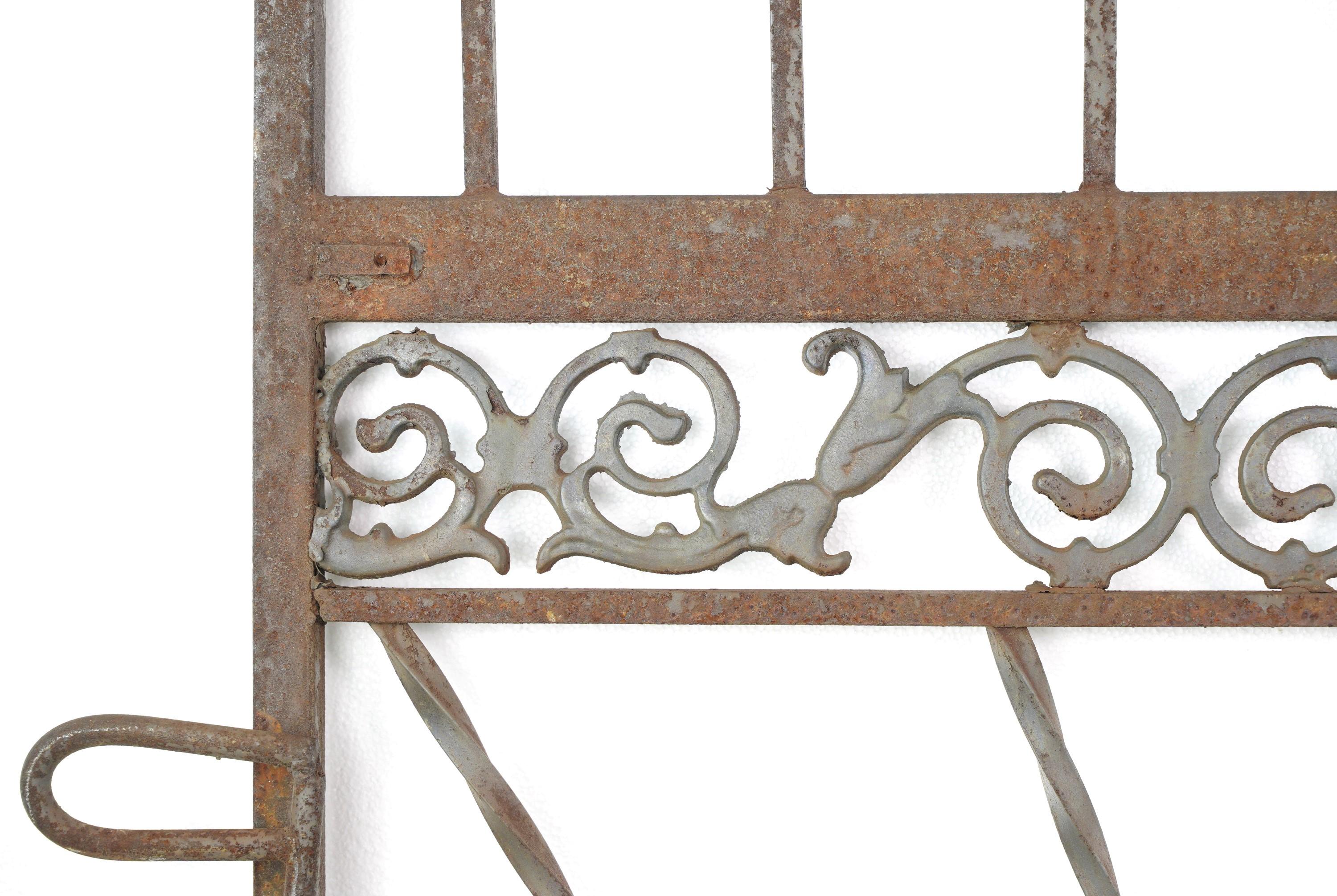 Sunburst Swirl Pattern 54 in.Wide Wrought Iron Yard Gate In Good Condition For Sale In New York, NY