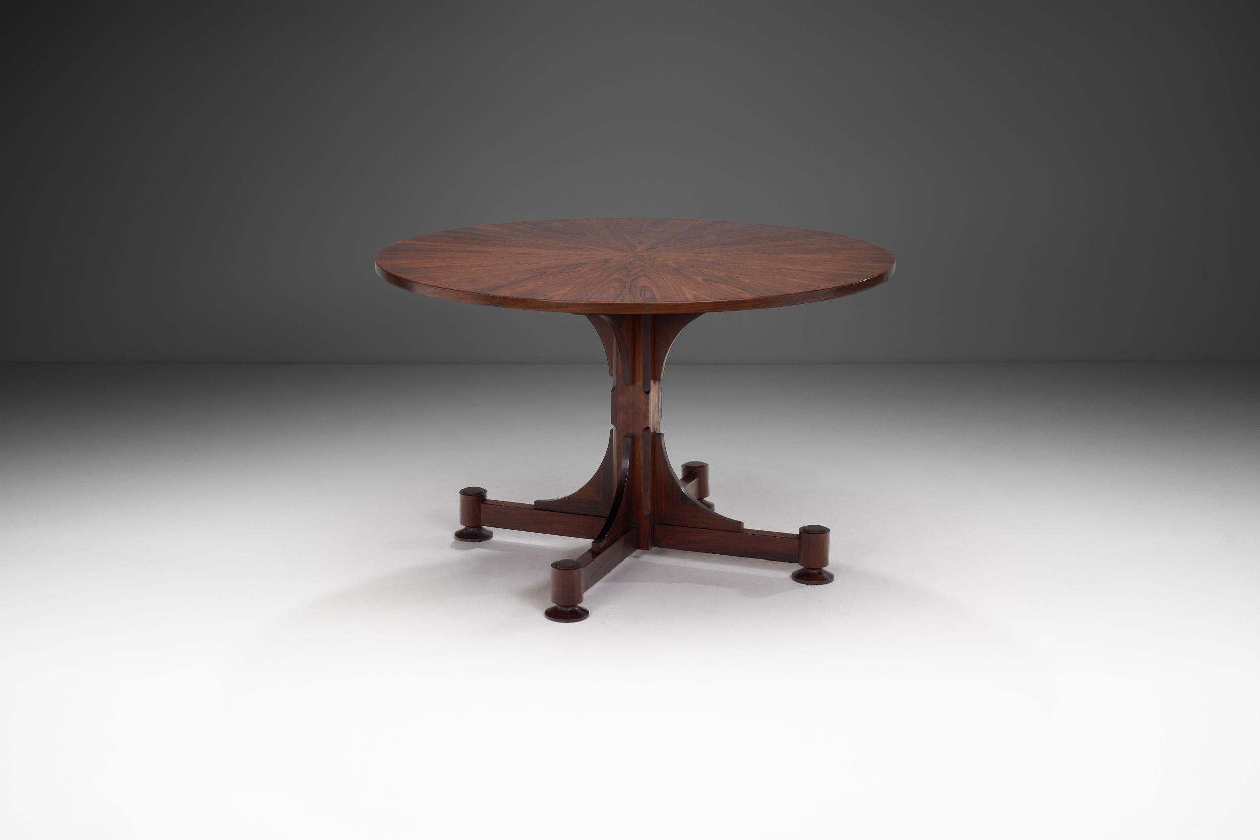 With its beautiful column base, this dining table has an aesthetic that is historic and modern at the same time. The different carved shapes of the wood on the column and the impeccable joinery illustrate the originality of the designer, Gianni