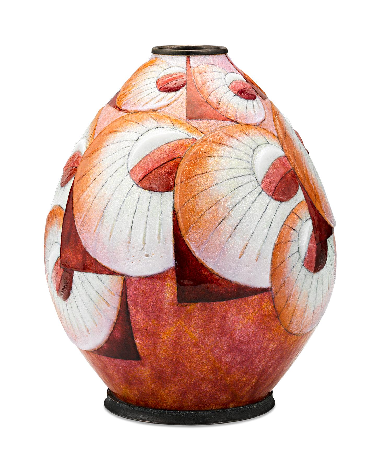 Décoré de lignes audacieuses et de motifs en rayons de soleil, ce vase Art déco de Camille Fauré est réalisé dans le style caractéristique de la firme à l'aide d'émail coloré sur une base en cuivre. Fauré a mis au point une technique consistant à