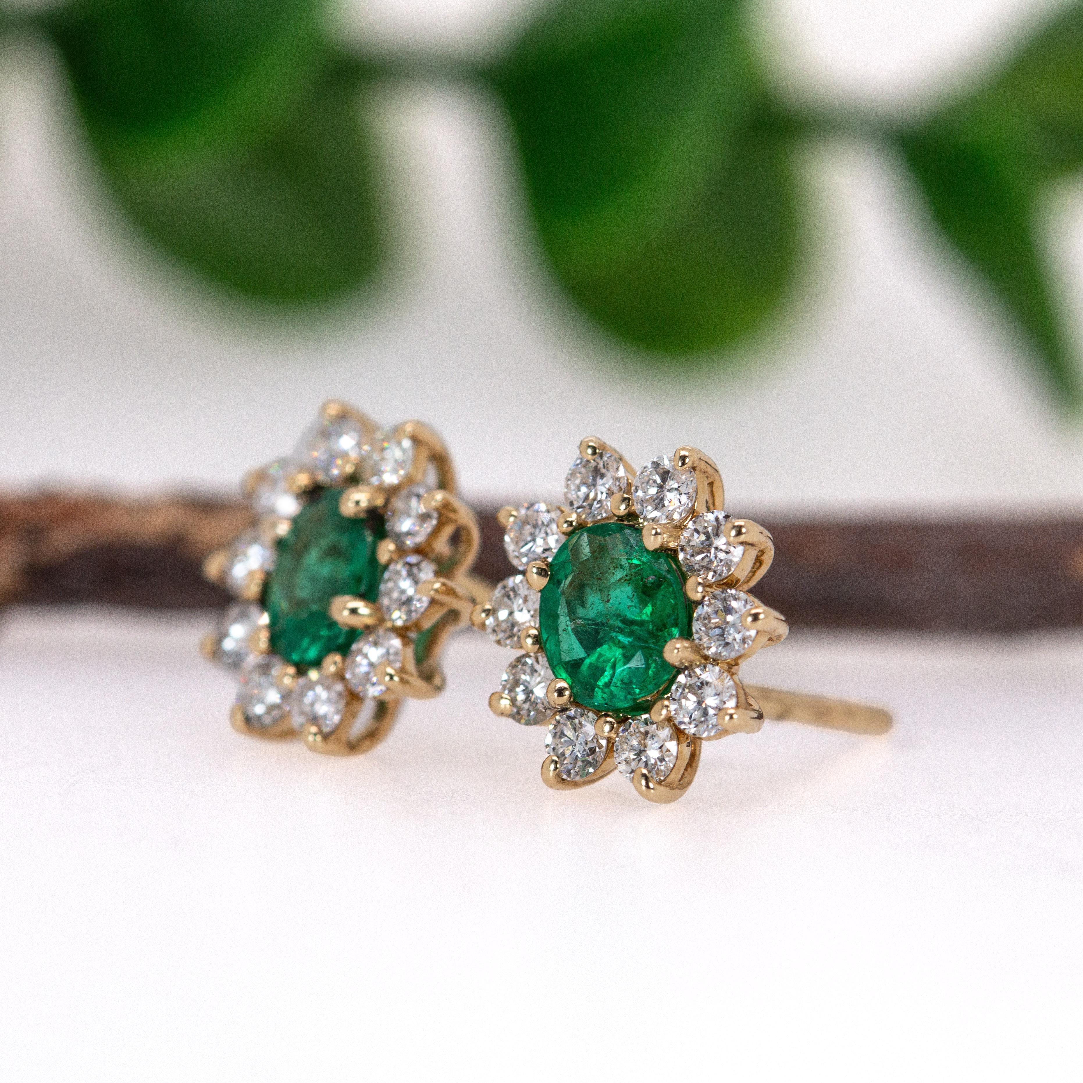 Taglio ovale Orecchini con smeraldo dello Zambia e diamante Nature in oro 14K  OV 5x4mm in vendita