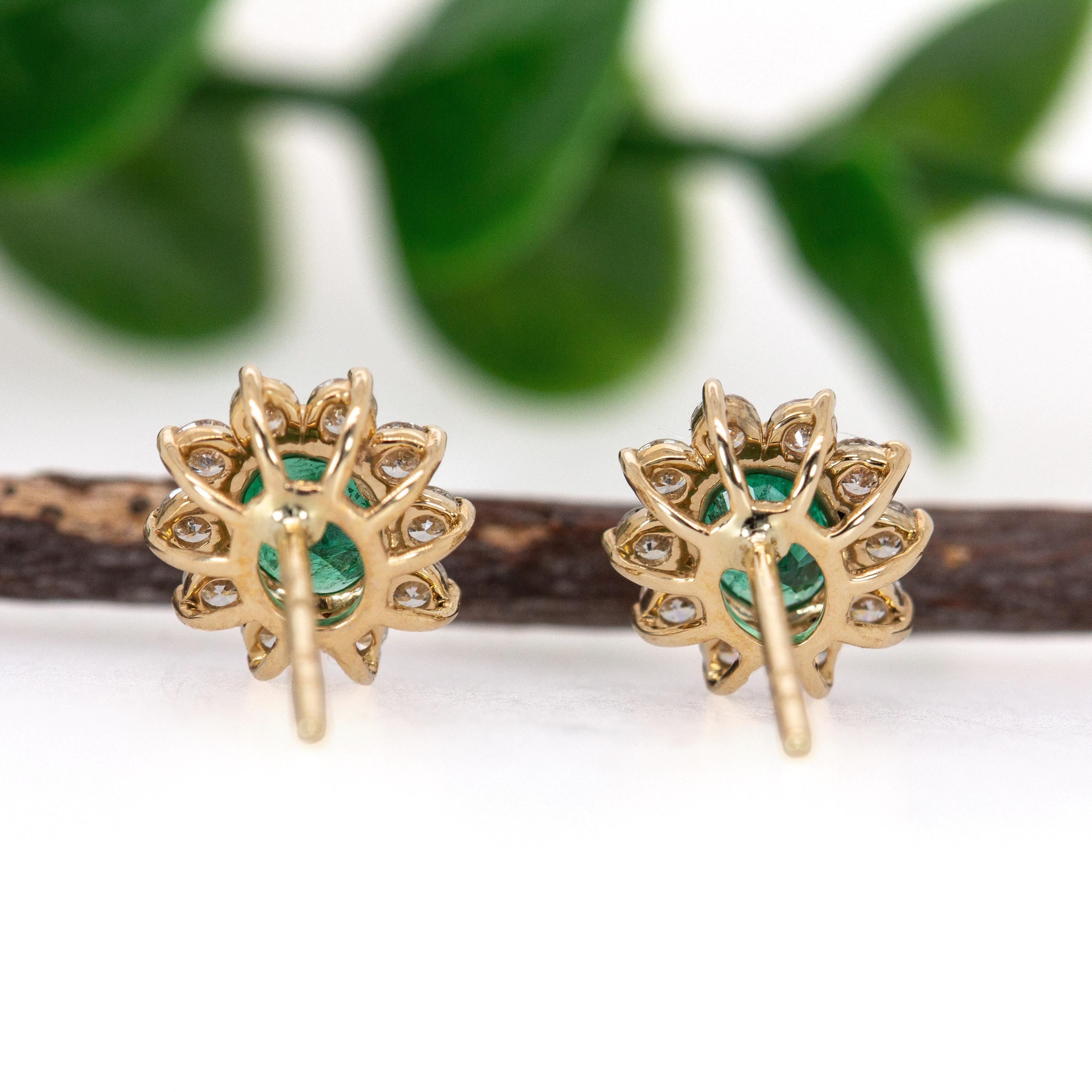 Orecchini con smeraldo dello Zambia e diamante Nature in oro 14K  OV 5x4mm In condizioni Nuovo in vendita a Columbus, OH