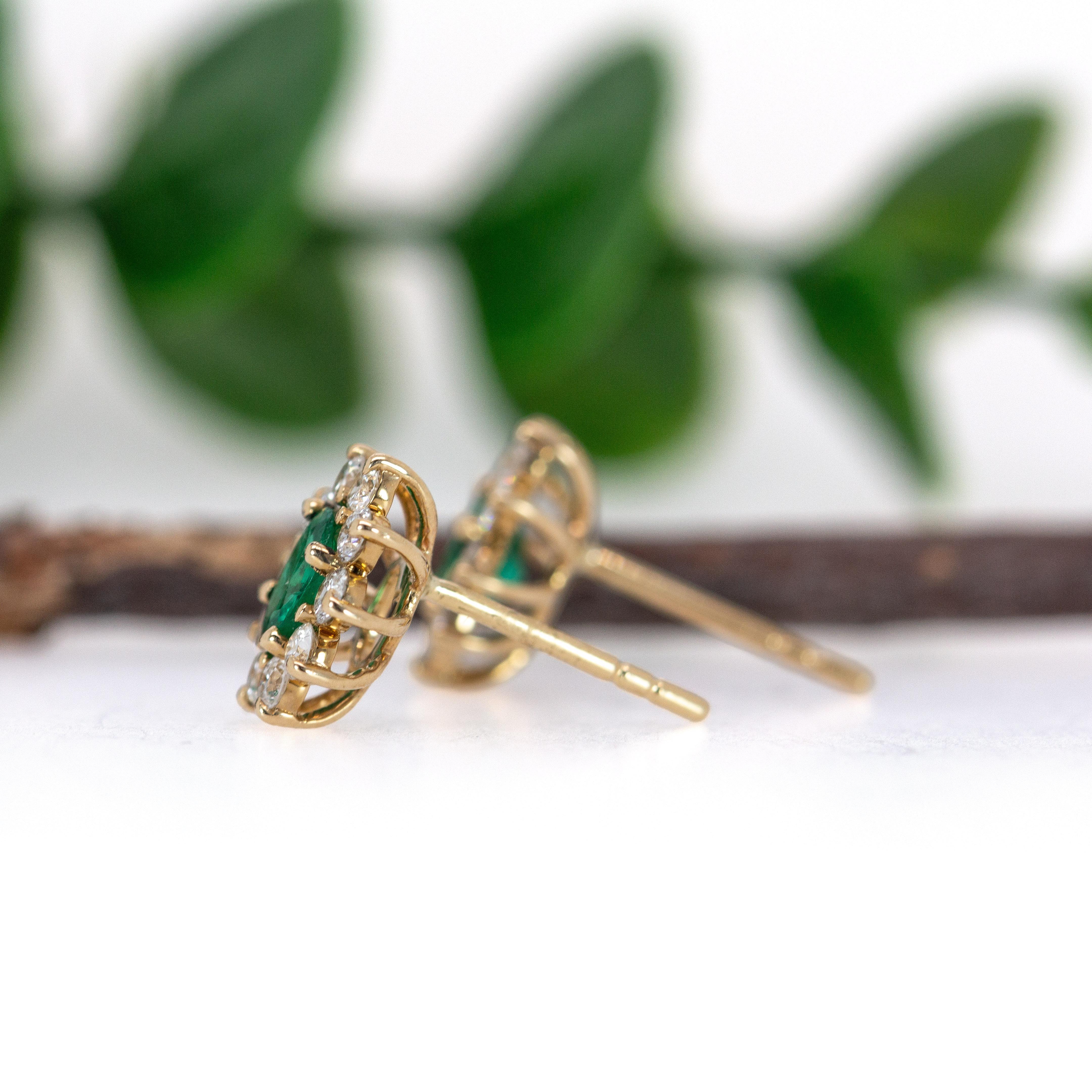 Donna Orecchini con smeraldo dello Zambia e diamante Nature in oro 14K  OV 5x4mm in vendita