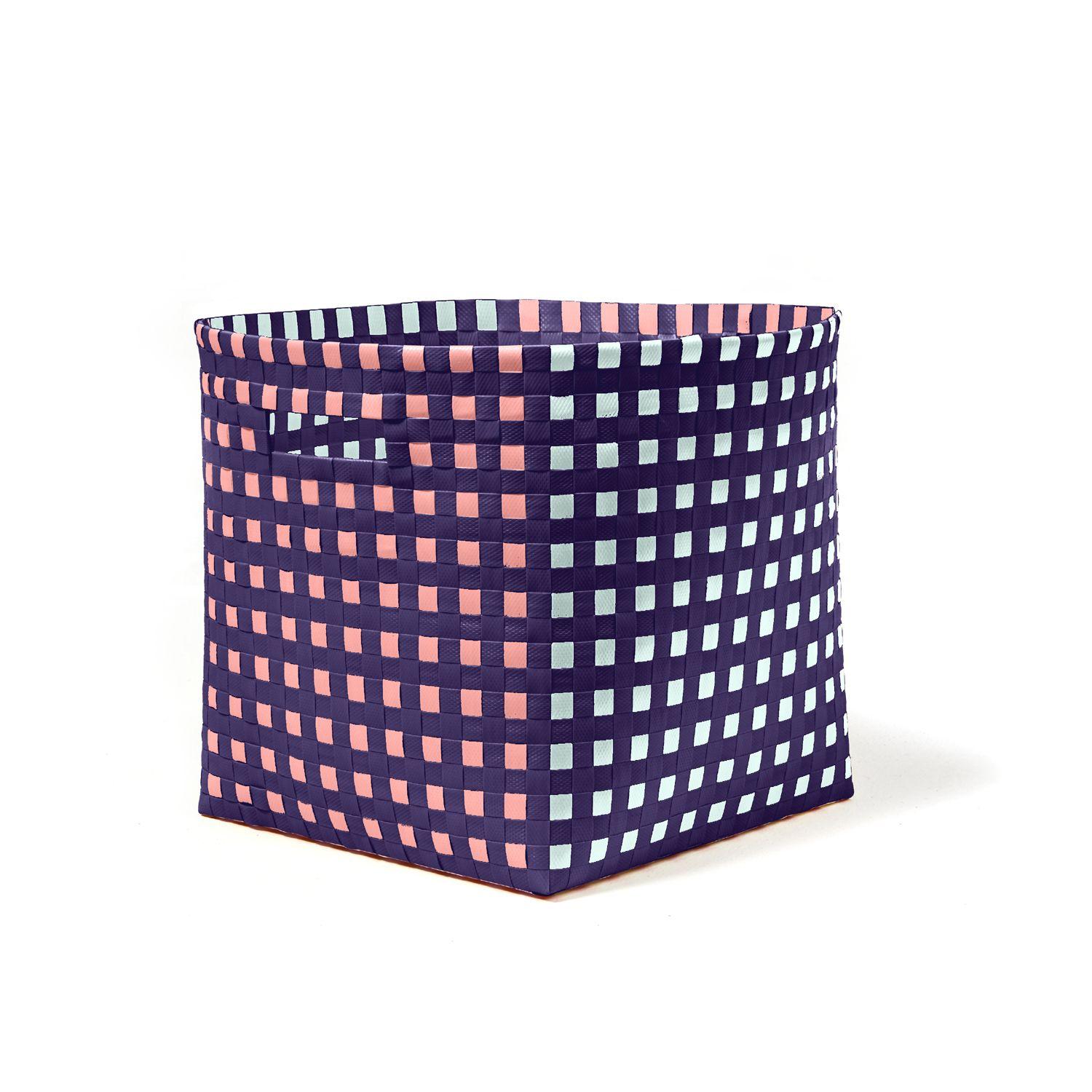 Sunchos basket II by Pauline Deltour.
Materials: 100% recycled Polypropylene.
Dimensions: D 35 x W 35 x H 32 cm.
Available in colors: salmon/ lilac/ turquoise, black/ white, orange/ beige/ pink. Available in other sizes.

The Suncho box is a