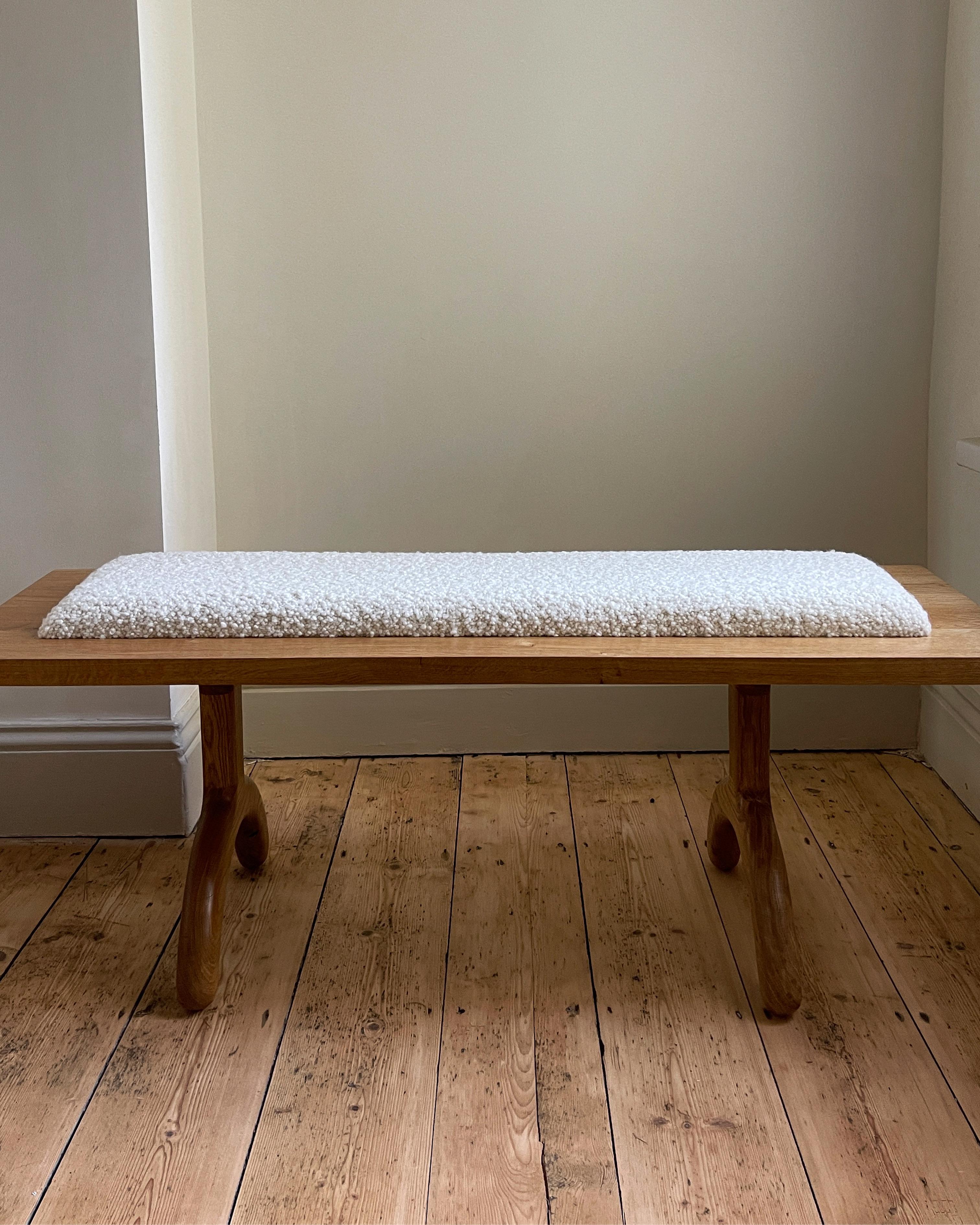 (Längere Fassung - siehe andere Angebote für die Originallänge)

Die Sunday Bench ist Teil der Sunday Collection, die exklusiv bei Alexander & Ellis erhältlich ist. Sie wurde von Oliver A-J, dem Gründer der Firma, entworfen und in Handarbeit aus