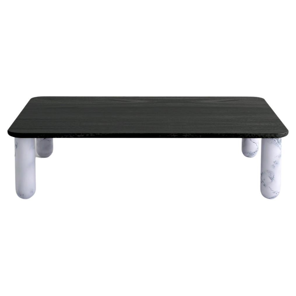 Sunday est une collection de tables basses au design minimaliste. Les lourds pieds en marbre contrastent avec la sophistication du plateau en bois massif ou en marbre et donnent à cette pièce son caractère avec ses arrondis et procurent une