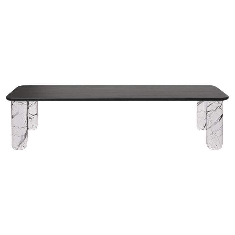 Table basse Sunday en marbre blanc « Plaque De Tigre » ; pieds, table en bois teinté noir en vente