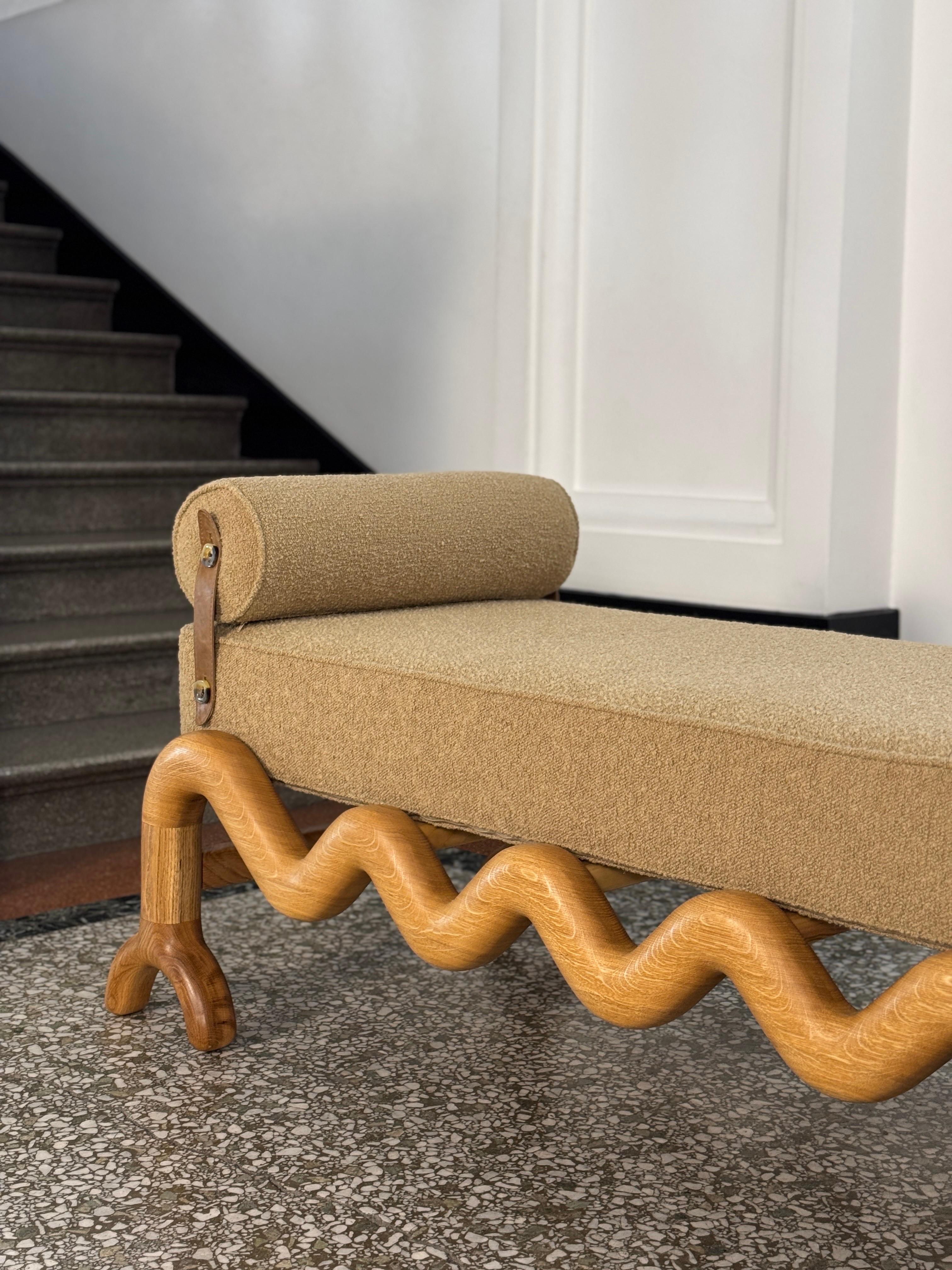 Parte de la colección Sunday exclusiva de Fosfeen, y diseñada por el fundador Oliver A-J, la Cama de Día Sunday fue diseñada y fabricada a mano en casa con la mejor tapicería de roble y bouclé. 

Disponible en otras especies de madera y tejidos, la