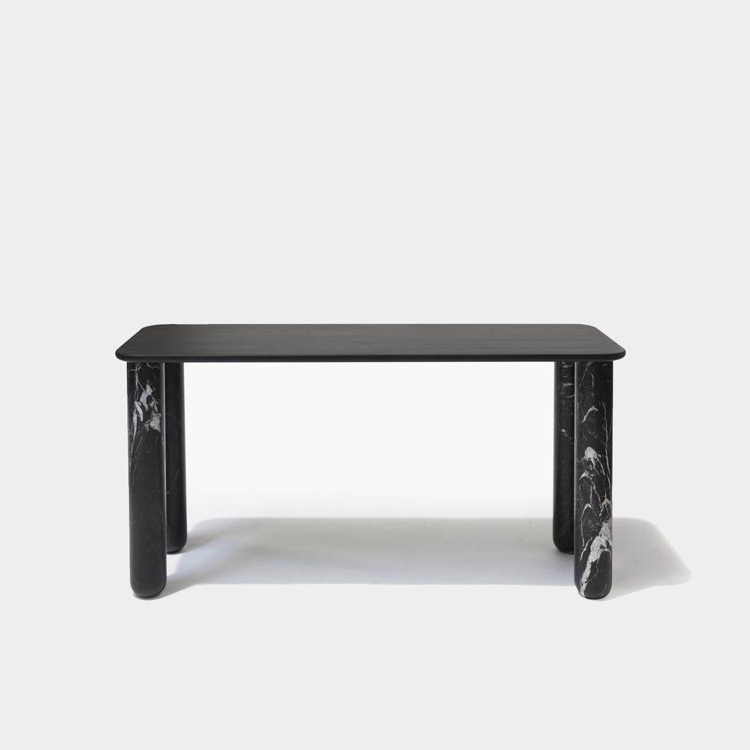 Table de salle à manger Sunday avec plateau en bois teinté noir et pieds en marbre noir par La Chance