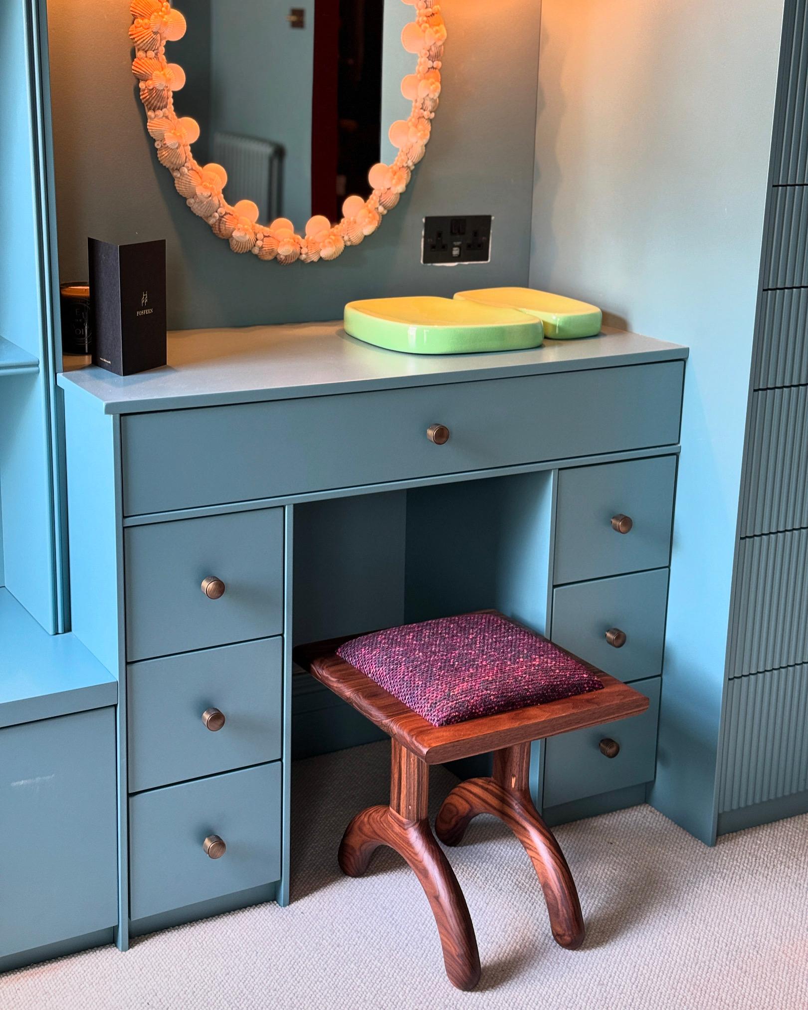 Mid-Century Modern Tabouret Sunday en noyer et boucle violette en vente
