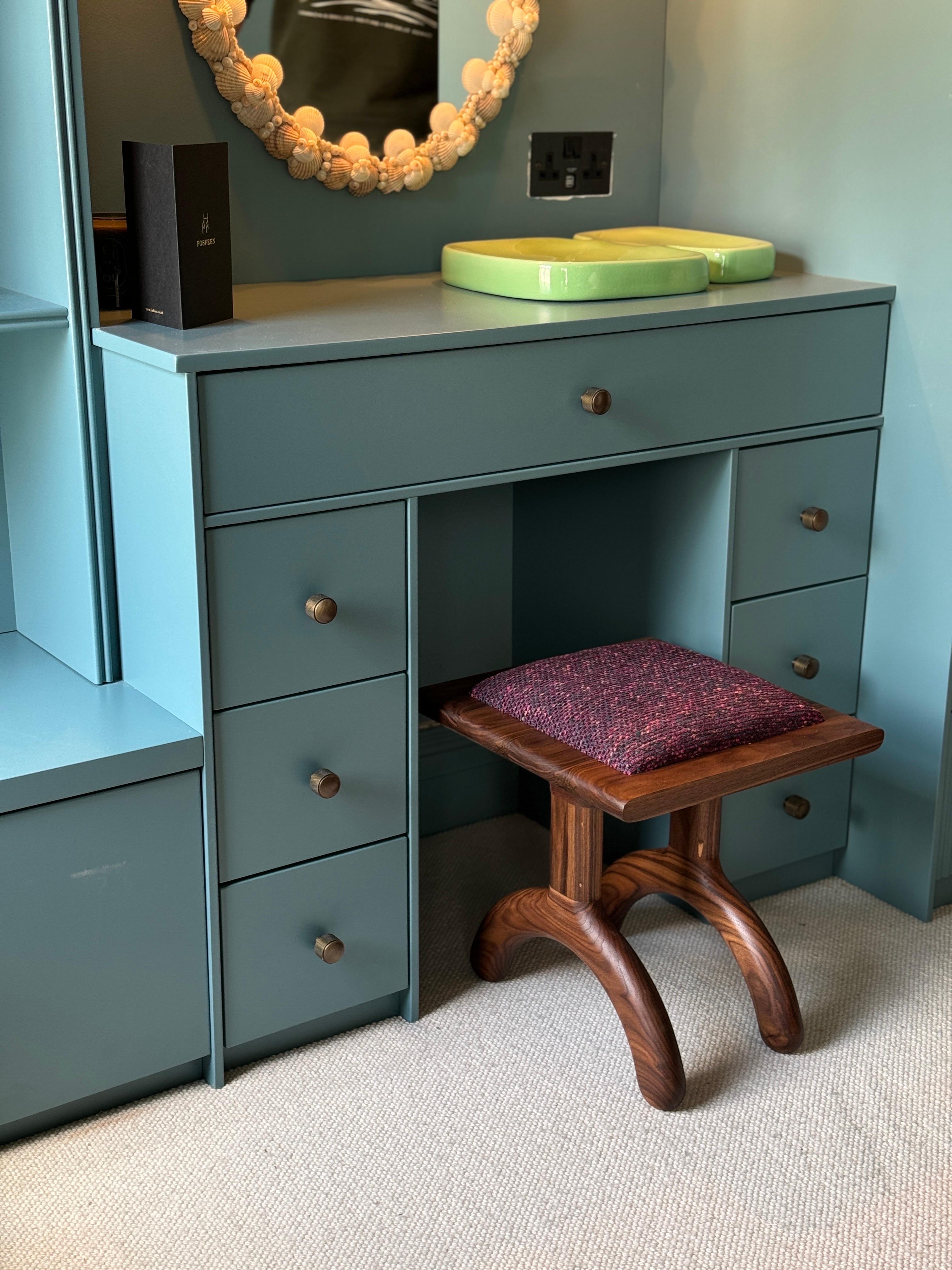 Britannique Tabouret Sunday en noyer et boucle violette en vente