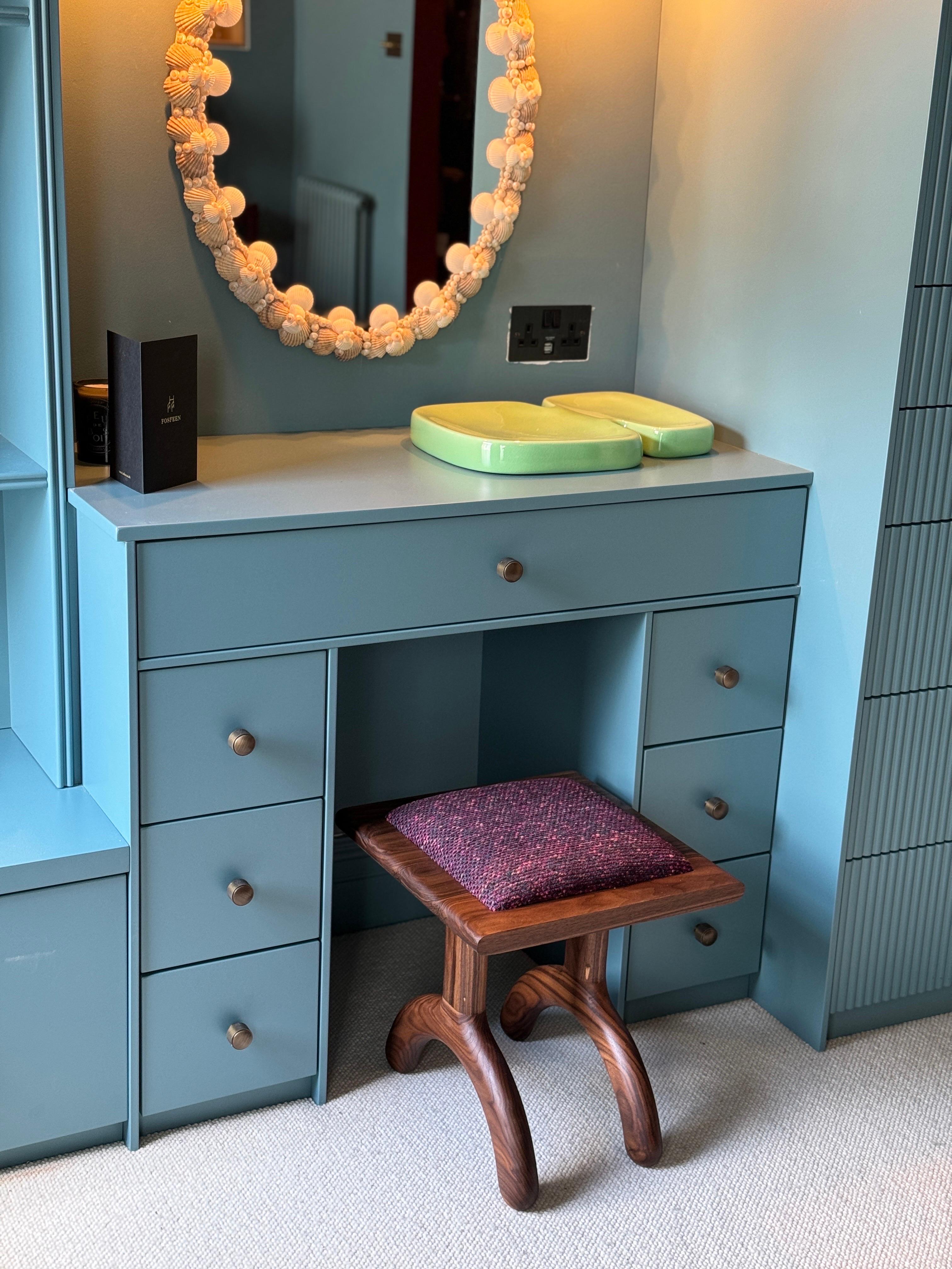 Menuiserie Tabouret Sunday en noyer et boucle violette en vente