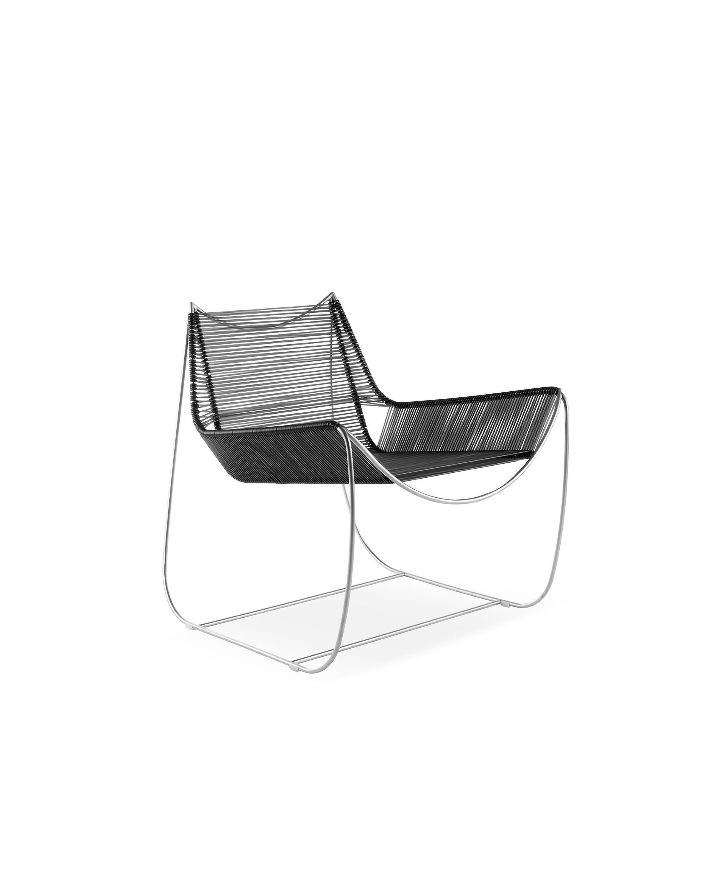 Sunday Morning, Sitzmöbel aus Edelstahl, die sich durch ein konturiertes Design auszeichnen, um den vorherrschenden leeren Raum in ihren Formen zu umschließen. Der von Enrico Girotti entworfene und von Edizioni Enrico Girotti hergestellte Stuhl ist