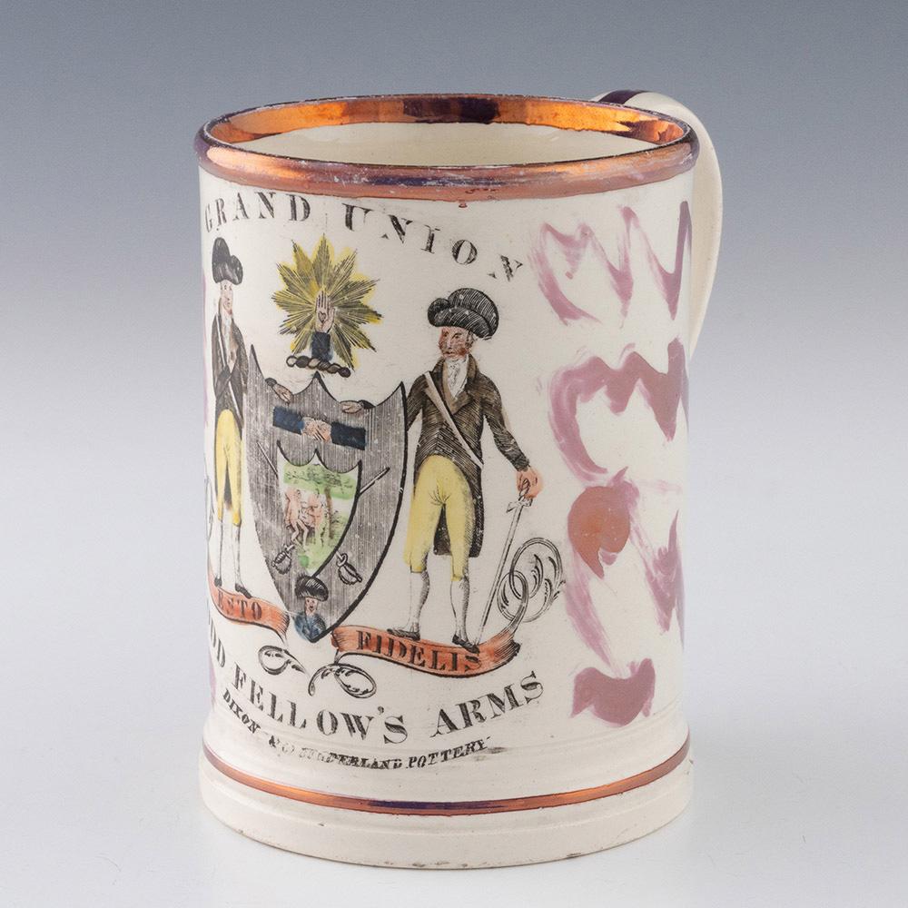 Überschrift : Sunderland Lustre Creamware Mug Decorated For The Grand Union Oddfellows Arms
Datum: 1813-1819
Zeitraum : Regentschaft
Punzierungen : Aufdruck 