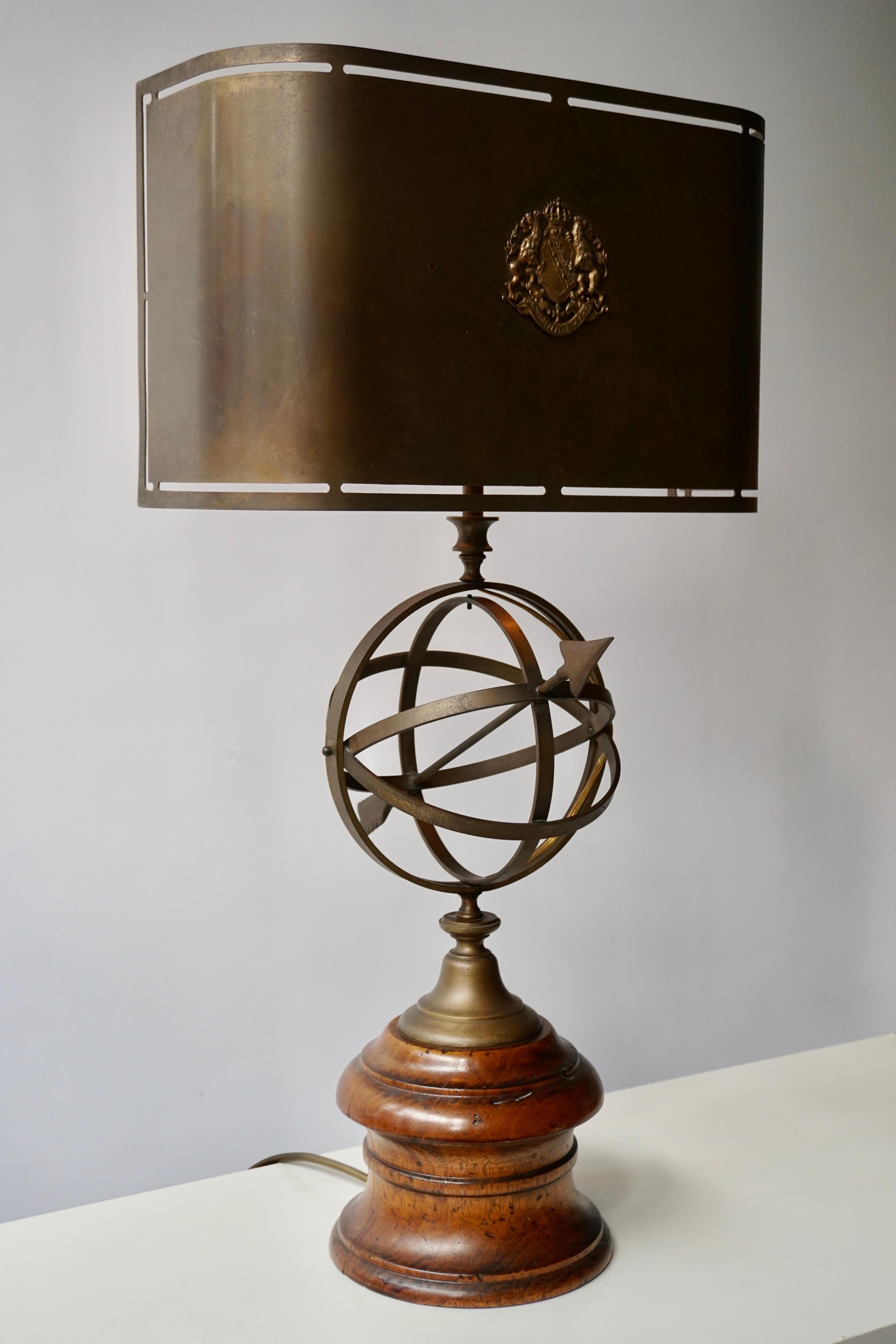 Hollywood Regency Sundial Table Lamp in Patinated Brass on Wooden Base For Sale