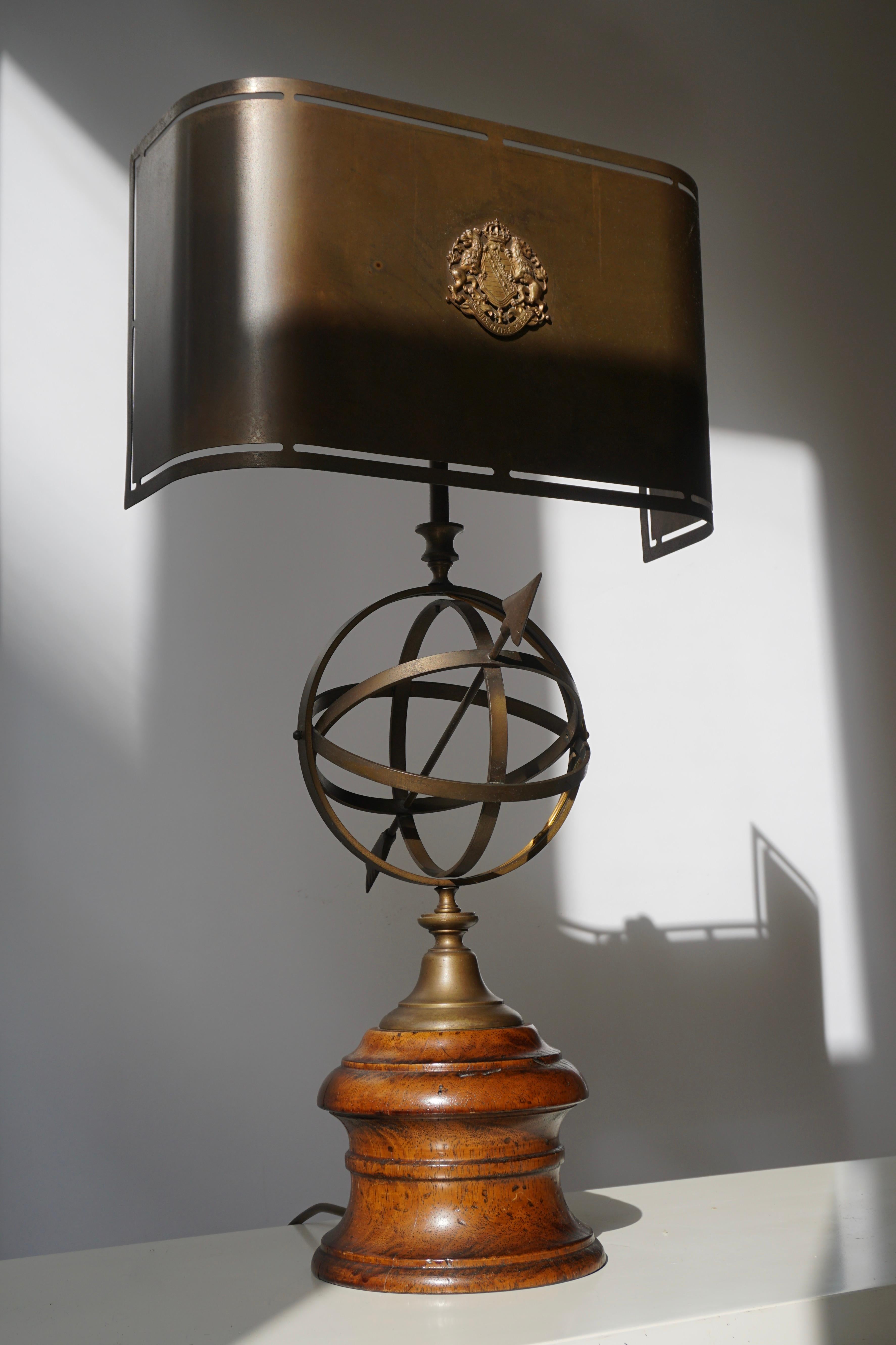 Sundial Table Lamp in Patinated Brass on Wooden Base In Good Condition For Sale In Antwerp, BE