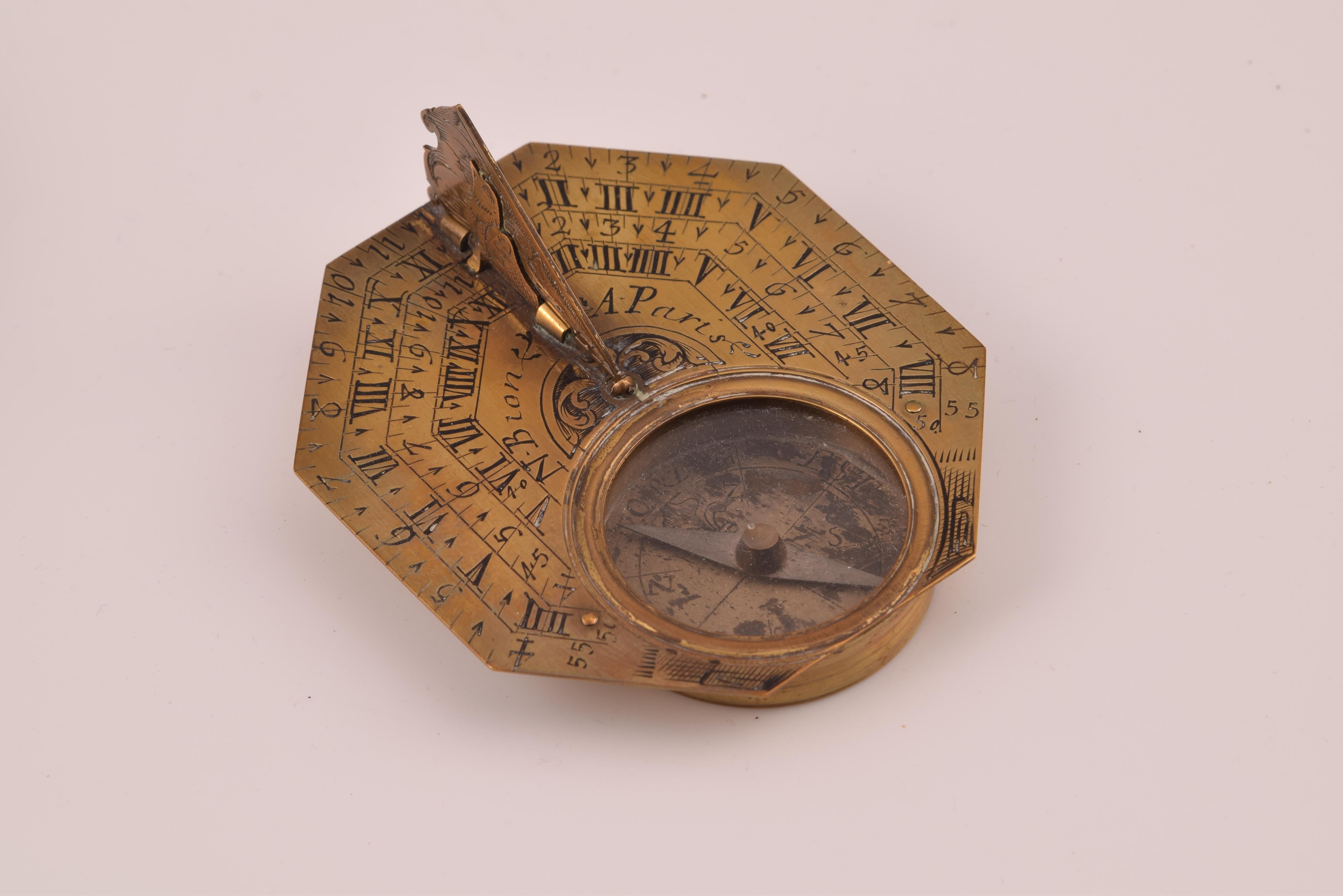 Sonnenuhr mit Kompass und Etui. Bronze. BION, Nikolaus. Paris, 18. Jahrhundert. 
Polygonale Sonnenuhr mit einem vogelförmigen Gnomon und einem eingravierten dreieckigen Stück, das auf einer Seite einen Kompass mit einer Nadel mit dreieckigen Enden