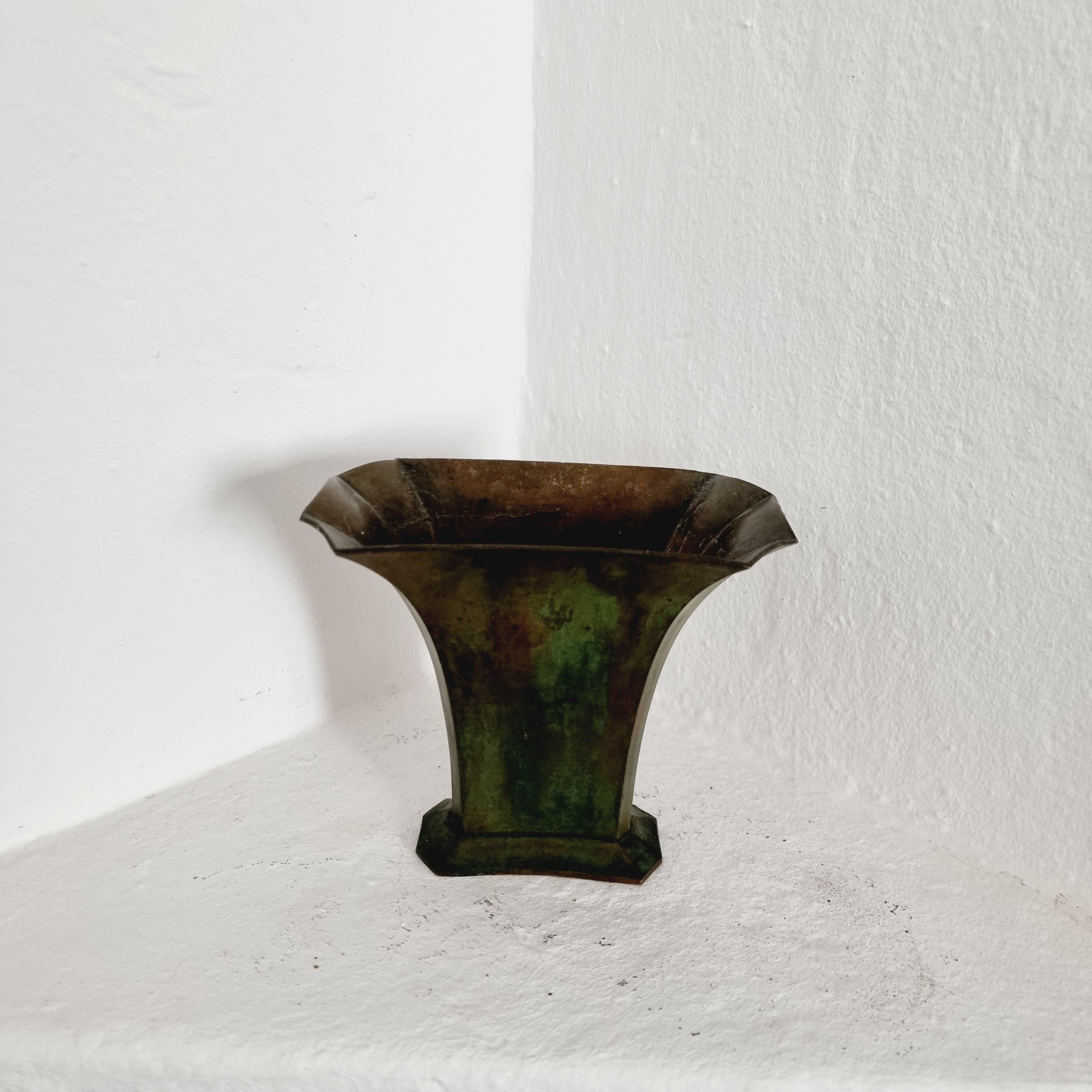 Swedish Grace / Art Deco vase in solid bronze by and markers marked Sune Bäckström. 

In good condition, signs of age and wear.