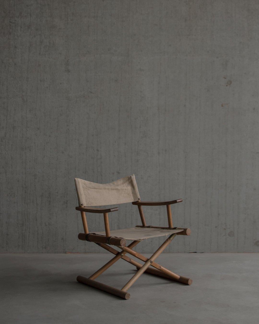 Rare safari-style folding chair, model “Sune” designed by Sune Lindström and produced by Nordiska Kompaniet in Sweden. Made in the early 1960s (designed in 1962) from solid Oak wood with brass hardware and original linen upholstery. Nice details
