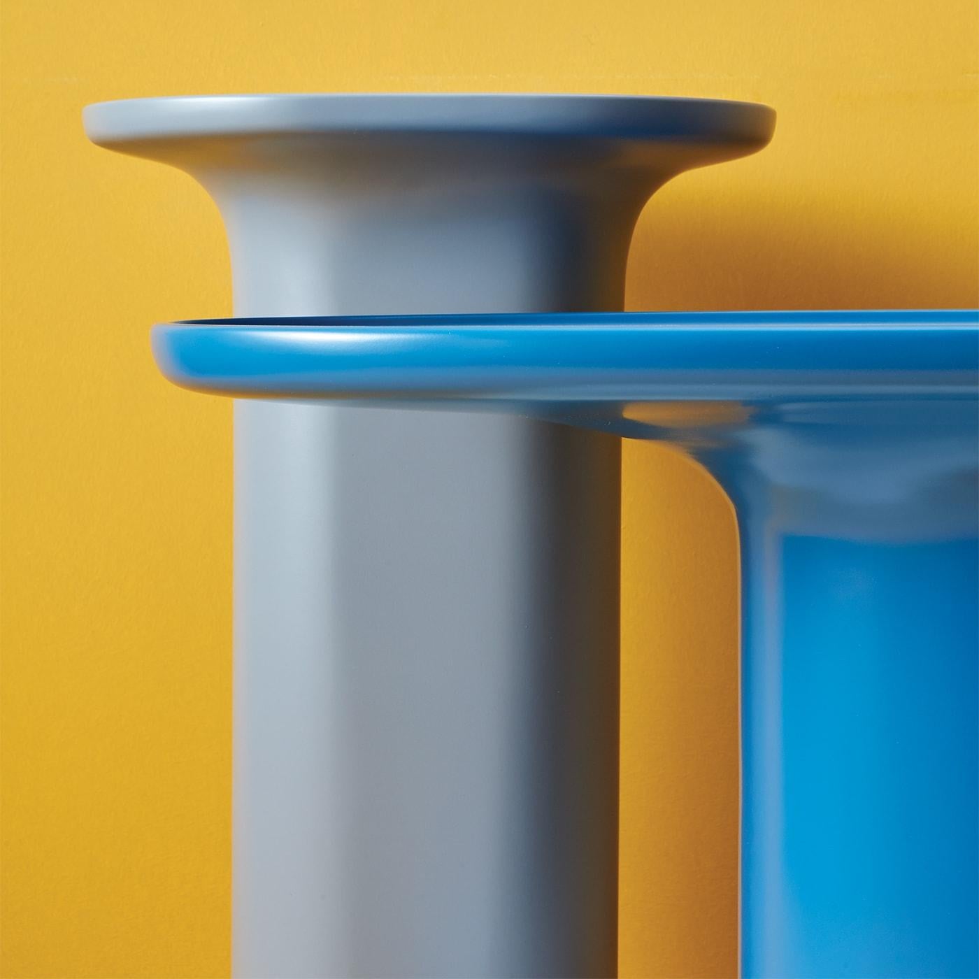 Mesa auxiliar de cerámica azul mate Sune S en Nuevo estado para la venta en Milan, IT