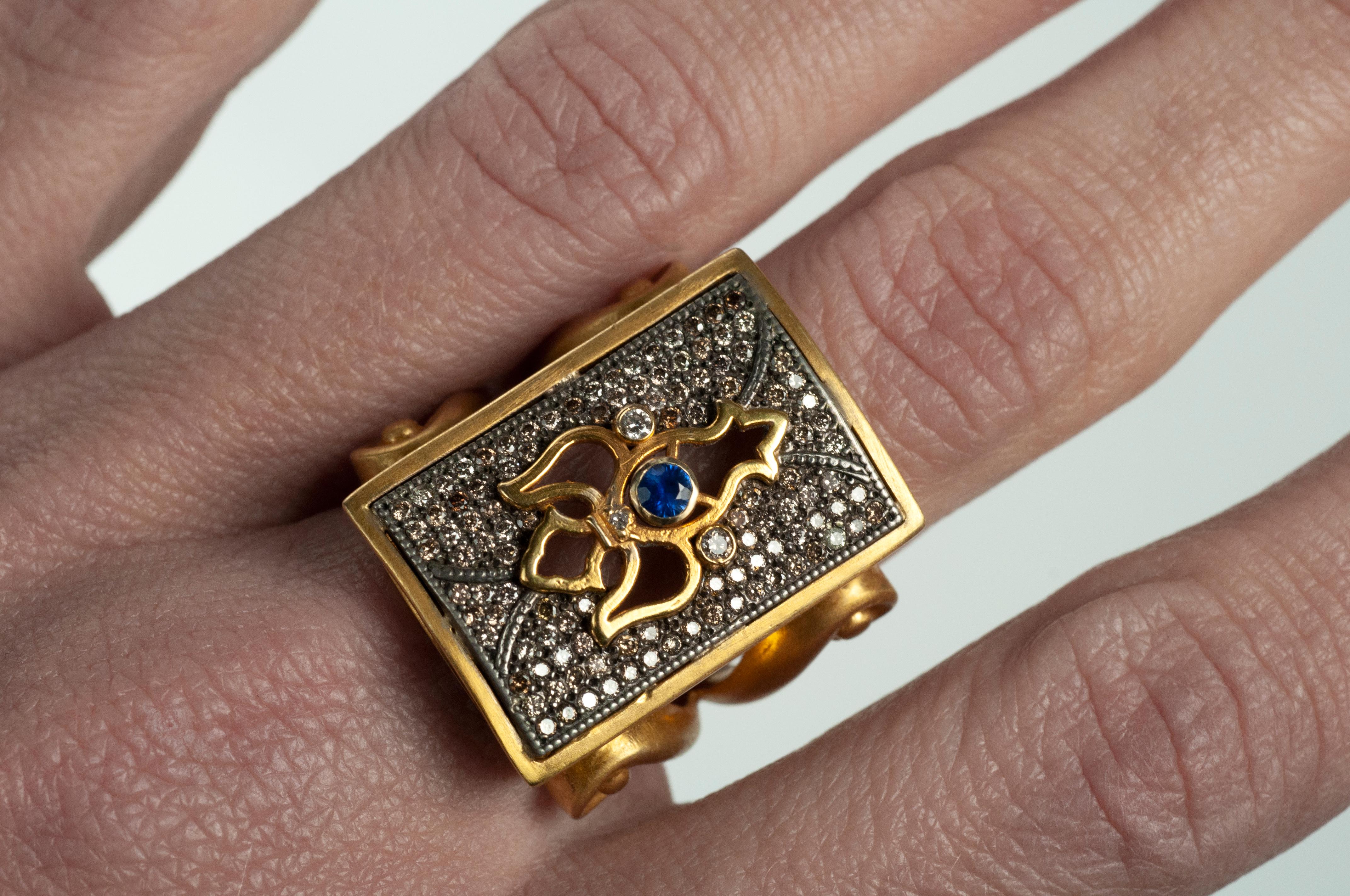 Brilliant Cut Blue Sapphire 18 Karat Gold and Blackened Silver Dogtag Ring SUNEERA For Sale