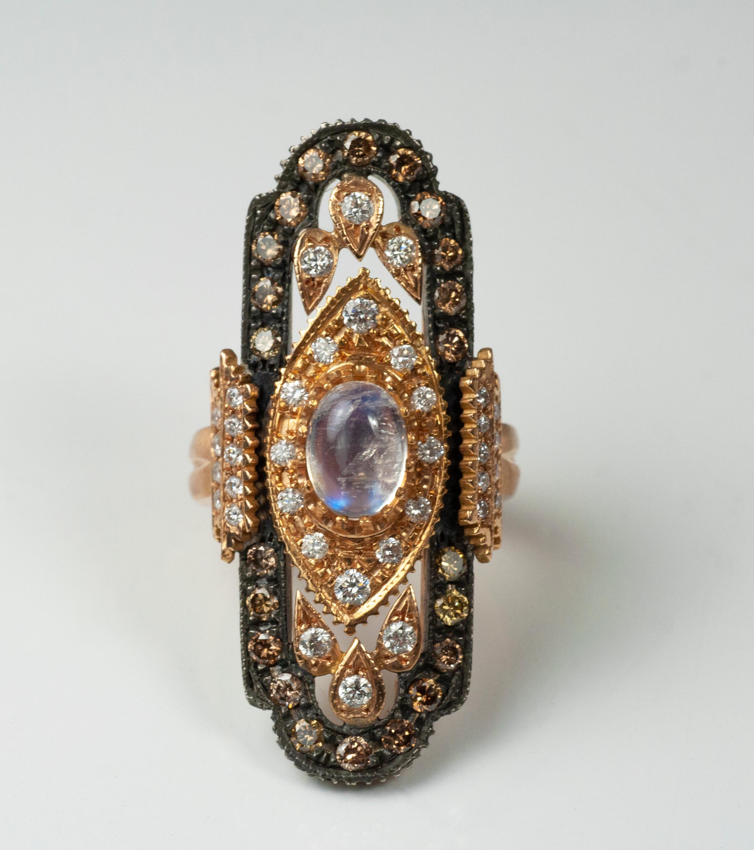 Regenbogenmondstein 1,70cts mit 18K Roségold und geschwärztem Silber. Pave-Diamanten 1,70cts. Größe 6.75

Der Regenbogenmondstein ist ein cremefarbener, durchscheinender weißer Stein mit gelegentlichen irisierenden oder mehrfarbigen (insbesondere