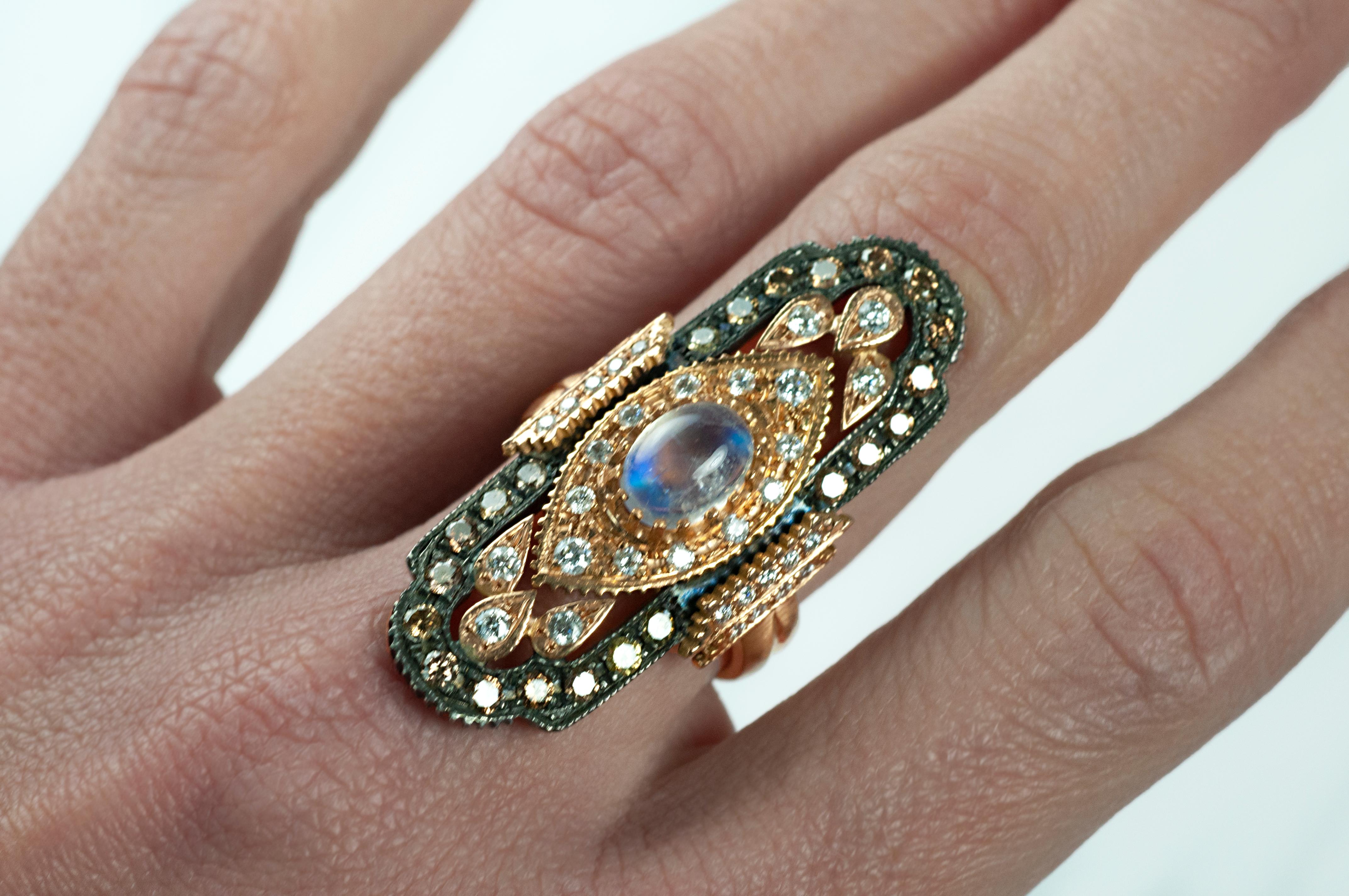 Regenbogen Mondstein 18 Karat Gold und geschwärztes Silber Ring SUNEERA (Kunsthandwerker*in) im Angebot