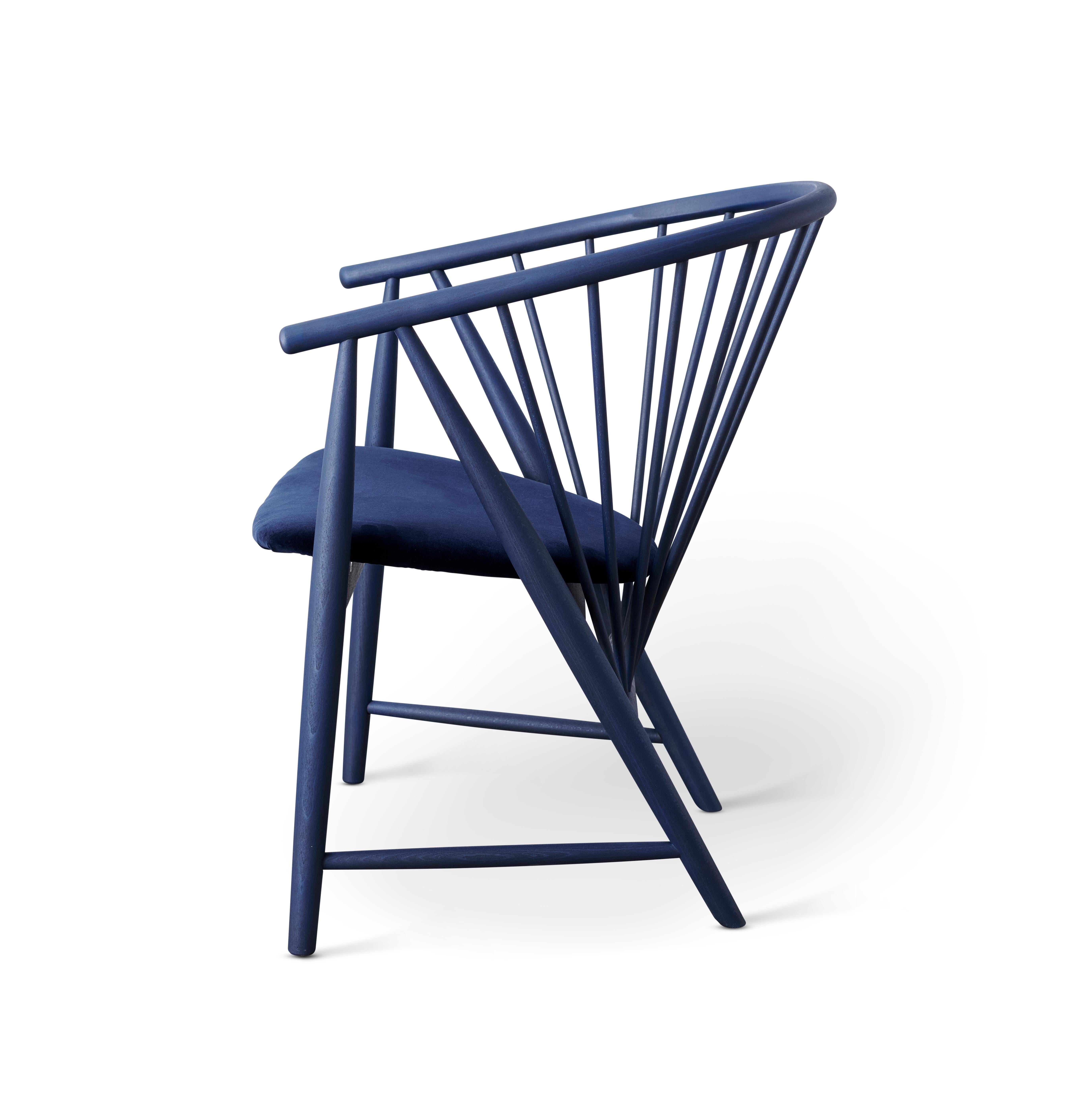 Ein Paar SUNFEATHER Lounge Sessel in nachtblauem Öl und dunkelblauem Samt Sitz.
Handgefertigt in Schweden aus massiver, gedämpfter Buche.

SUNFEATHER wurde 1948 von Sonna Rosén entworfen und galt sofort als Designklassiker und wurde für seine