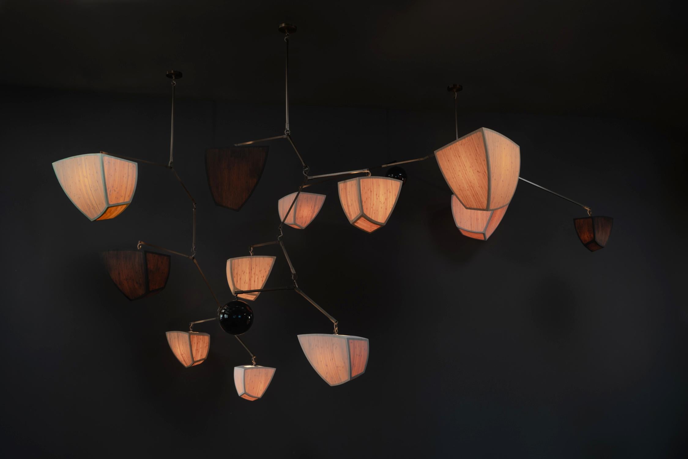 Moderno Girasole 14 / Lampadario mobile in bambù e ottone fatto a mano da Andrea Claire Studio in vendita
