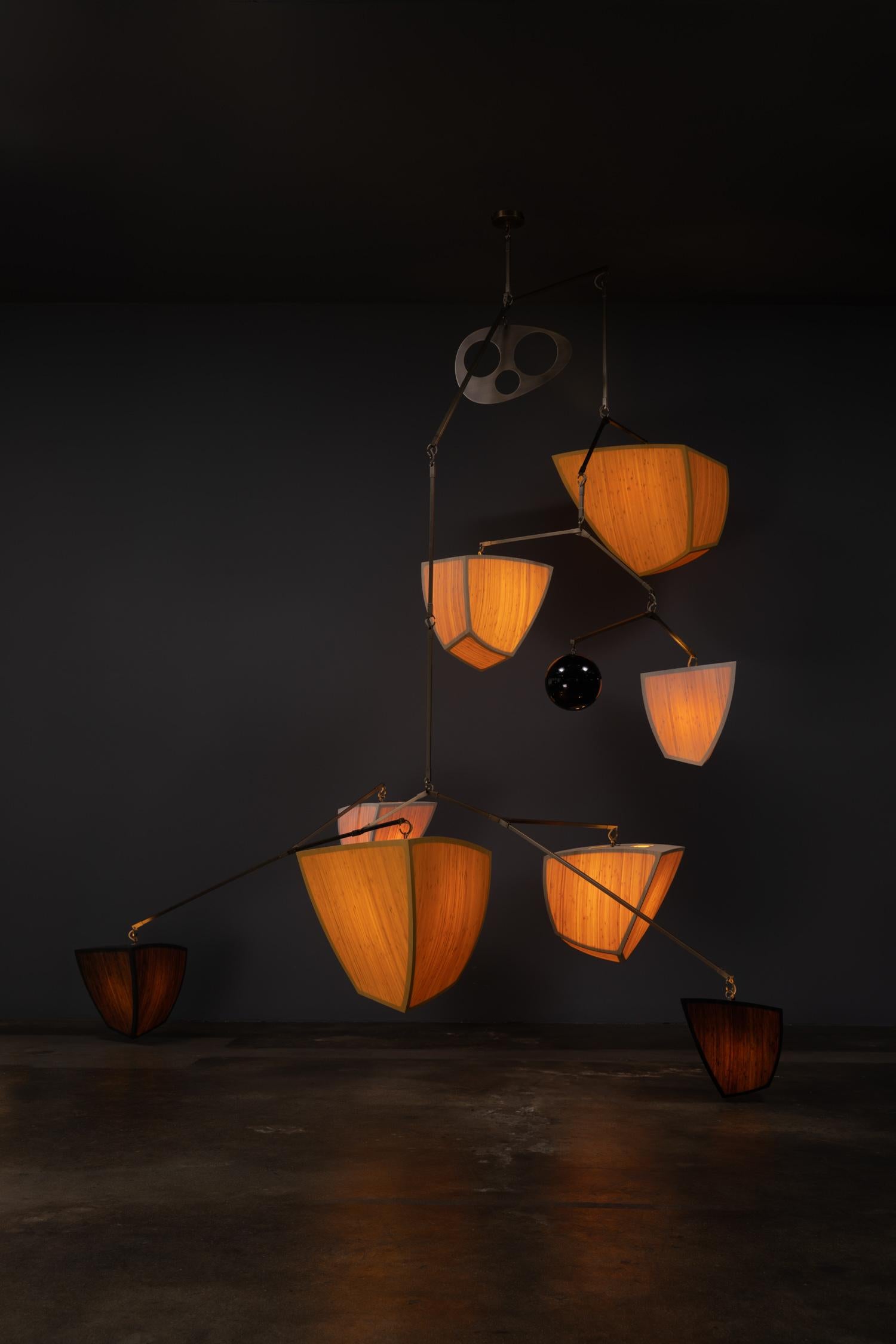Il lampadario mobile Bamboo Sunflower 9 V2.2 è un lampadario mobile scultoreo multicolore. È stato progettato appositamente per essere adattato a spazi di grande volume, come ingressi alti o lobby.

Bamboo Sunflower 9 V2.2 è una combinazione di 8