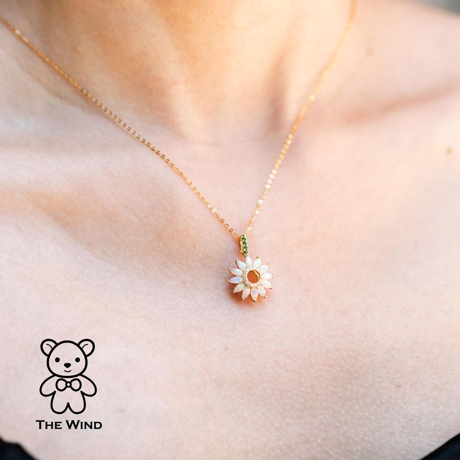 Sonnenblume australischer massiver Opal Tsavorit Diamant-Anhänger 18K Gelbgold (Arts and Crafts) im Angebot