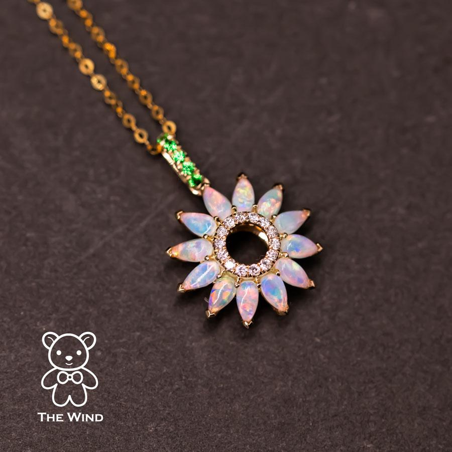 Sonnenblume australischer massiver Opal Tsavorit Diamant-Anhänger 18K Gelbgold (Brillantschliff) im Angebot