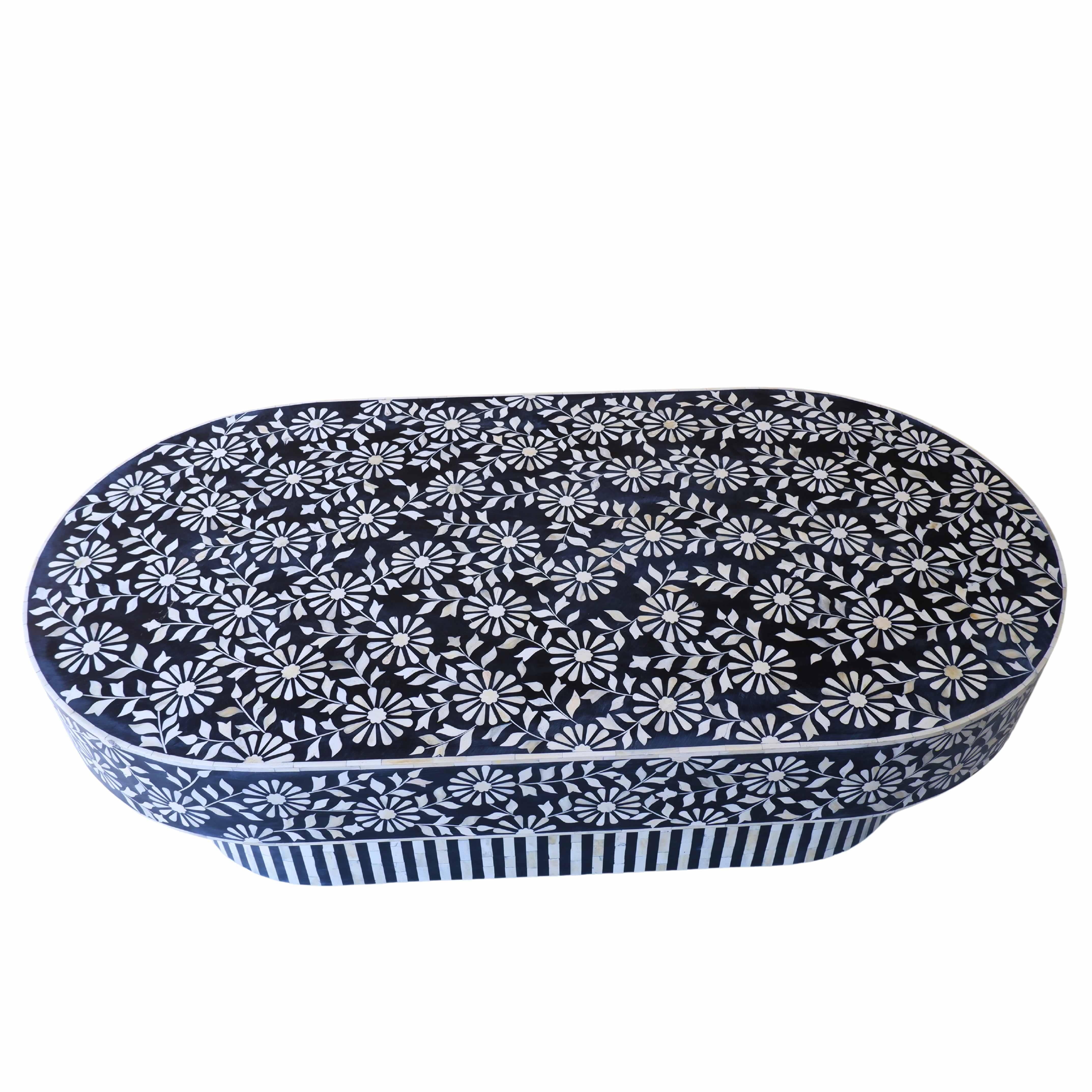La juxtaposition des motifs floraux complexes avec les lignes épurées de la base crée un design visuellement captivant. Le mélange harmonieux des éléments de la table basse en fait non seulement un meuble, mais aussi une œuvre d'art. Les motifs