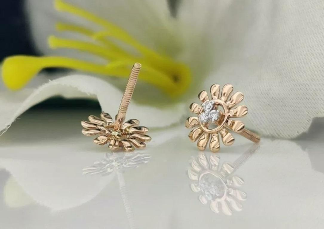 Taglio rotondo Orecchini a girasole in oro massiccio 14k con piccole borchie di diamanti in vendita
