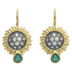 Boucles d'oreilles tournesol avec diamants sertis en pavé en argent oxydé et émeraudes, petite taille