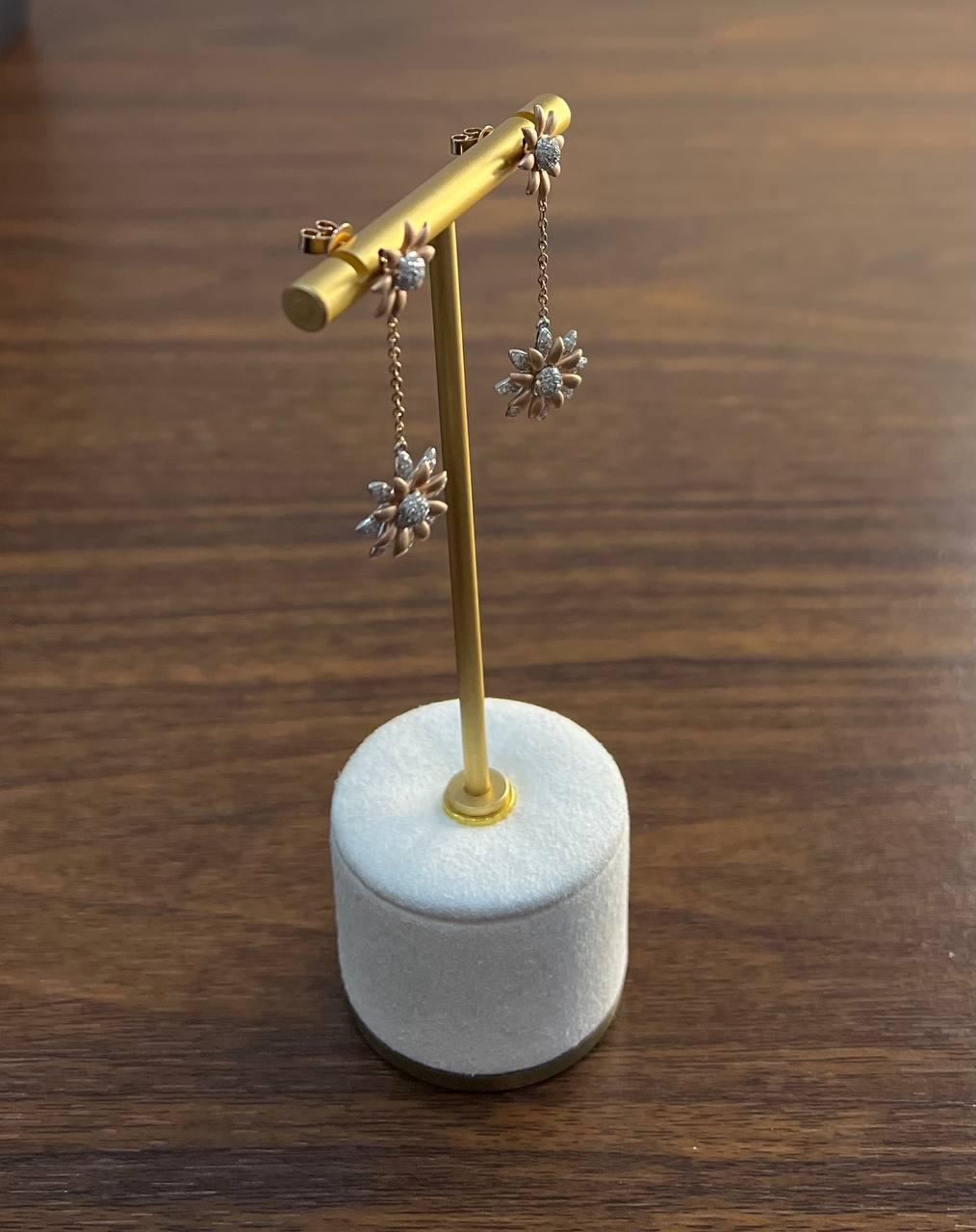 Orecchini a pendente con motivo floreale a girasole con pavé di diamanti in oro rosa 14K in vendita 5