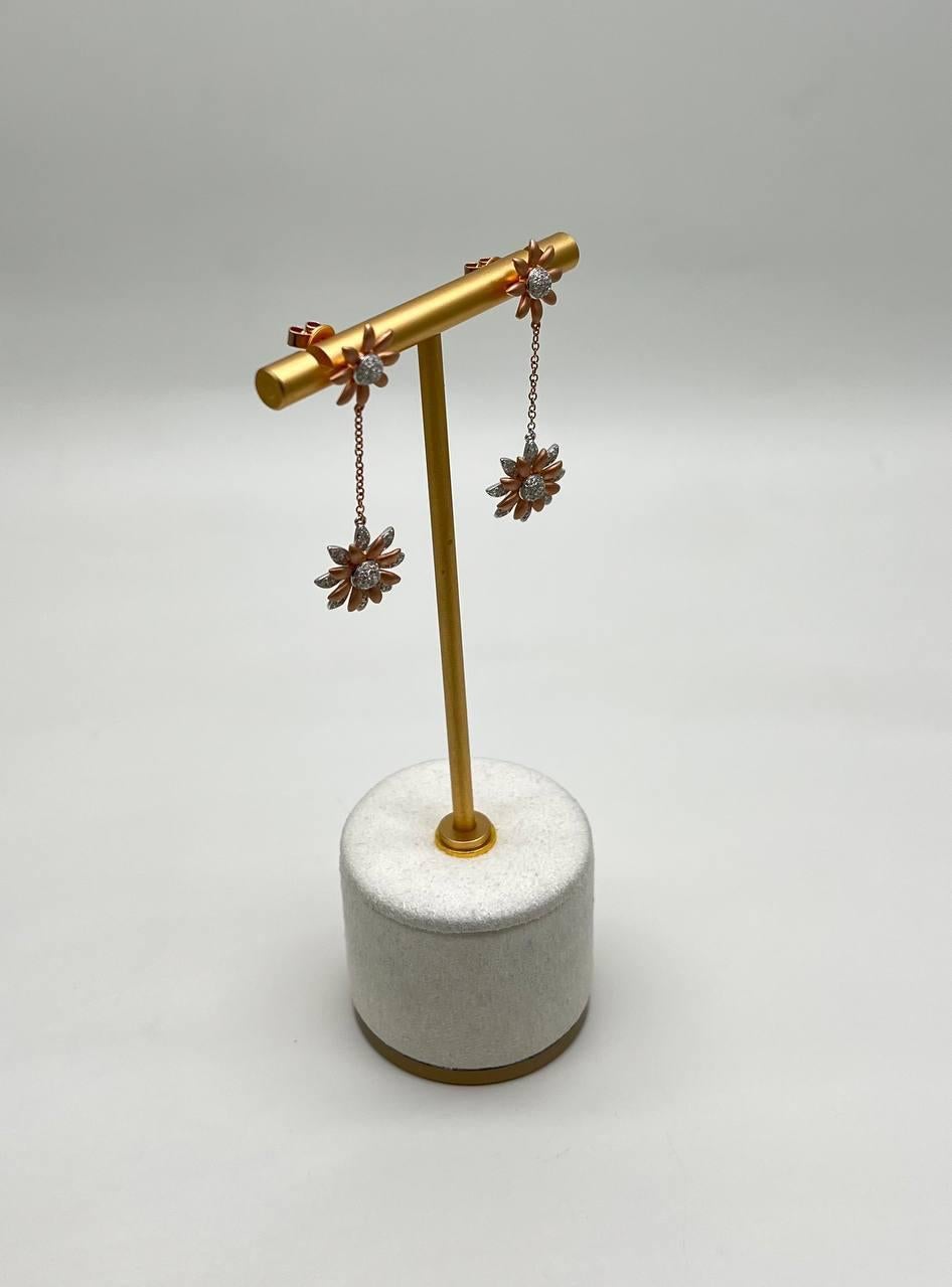 Taglio misto Orecchini a pendente con motivo floreale a girasole con pavé di diamanti in oro rosa 14K in vendita