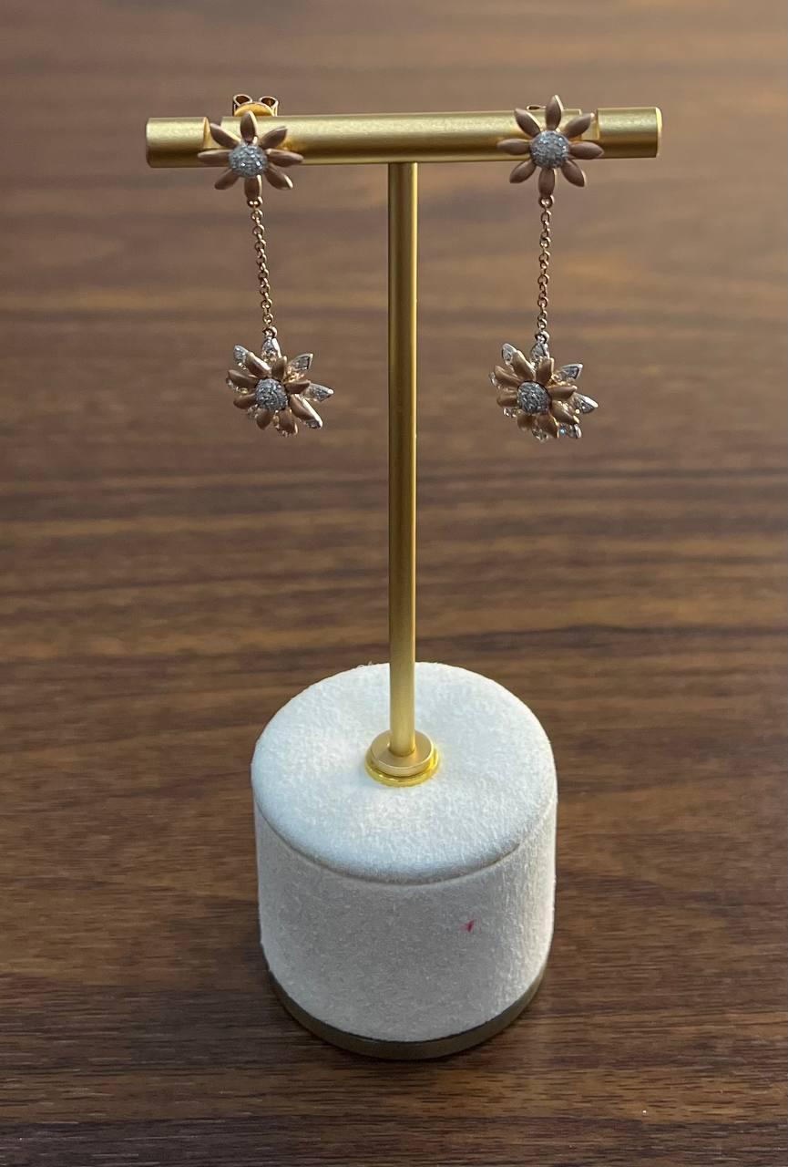 Orecchini a pendente con motivo floreale a girasole con pavé di diamanti in oro rosa 14K in vendita 1
