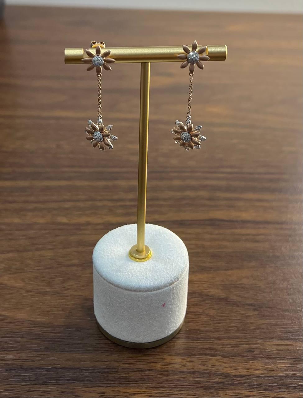 Orecchini a pendente con motivo floreale a girasole con pavé di diamanti in oro rosa 14K in vendita 3