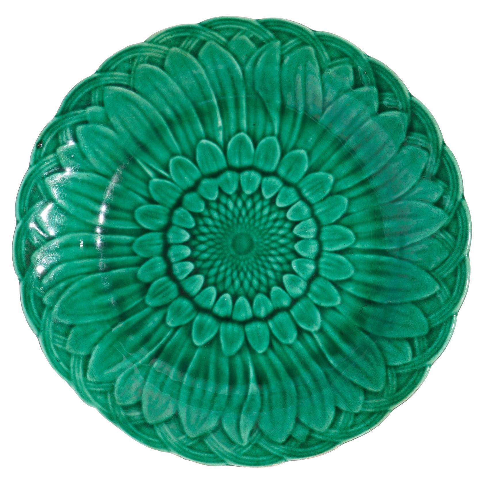 Grüner Majolikateller mit Sonnenblumen von Wedgwood, um 1850