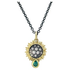 Sonnenblumen-Halskette mit eingefassten Diamanten aus oxidiertem Silber mit Smaragd, klein
