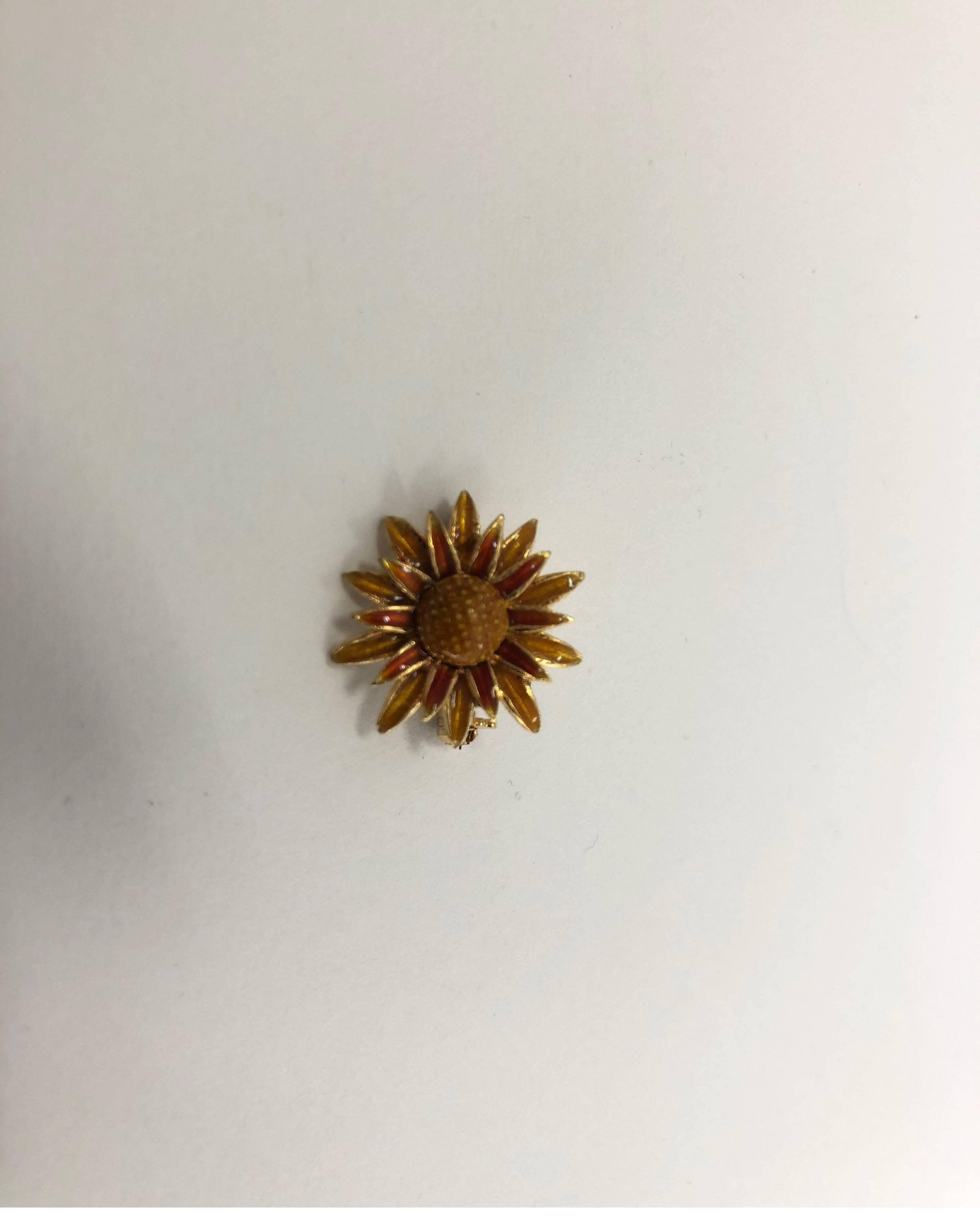 Sunflower pin in 18kt yellow gold, nicely enameled
total weight of gold 3 gr
