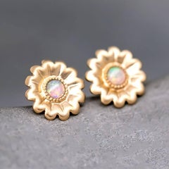 Sonnenblumen-Ohrstecker mit australischem Opal, 14 Karat