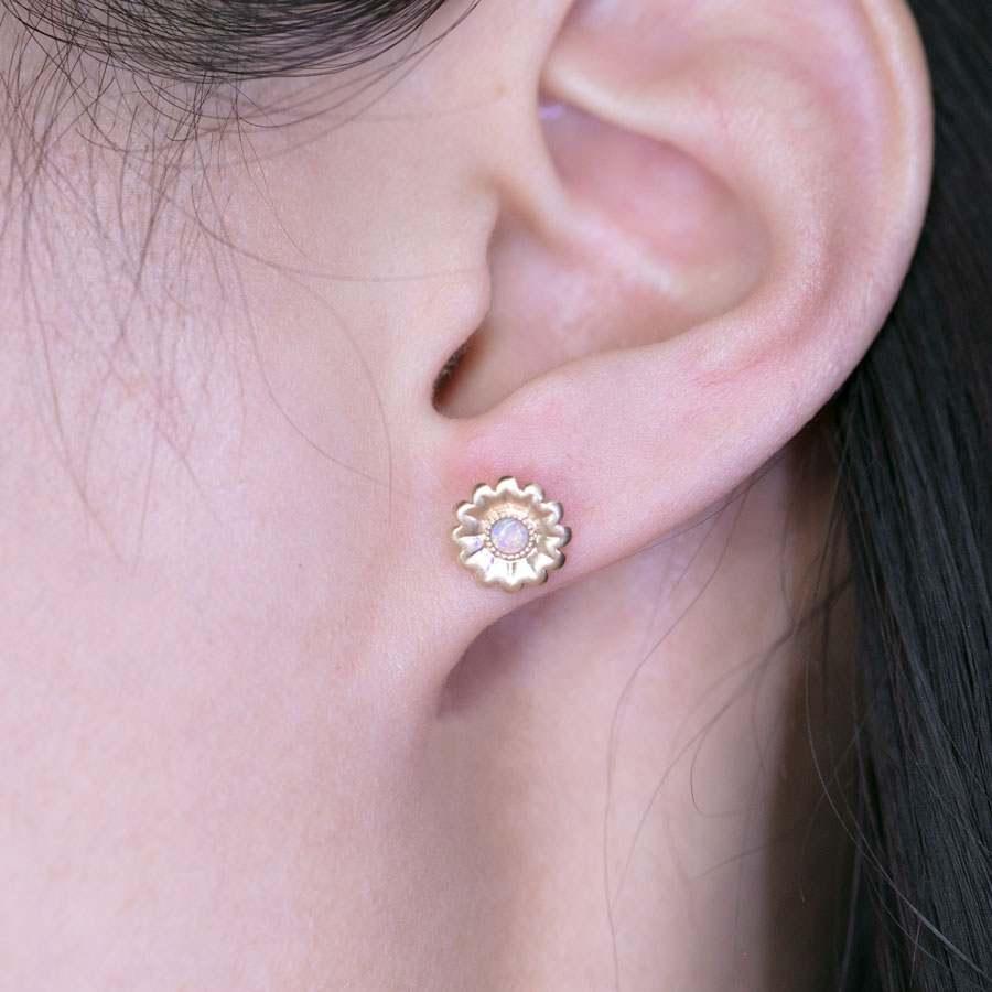 Arts and Crafts Orecchini con girasole e opale australiano in oro giallo 14K in vendita