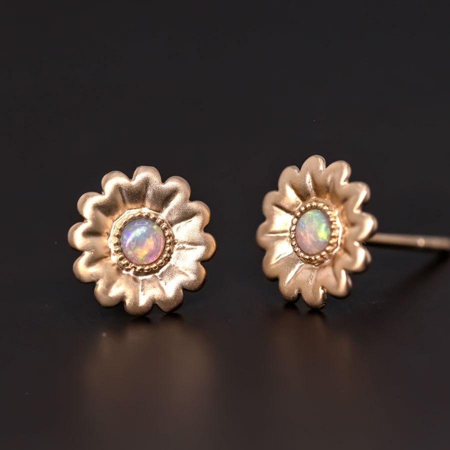 Taglio rotondo Orecchini con girasole e opale australiano in oro giallo 14K in vendita