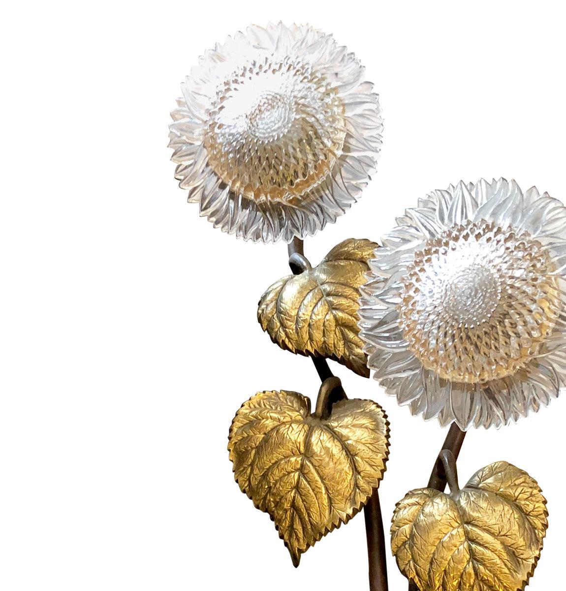 This rare sunflower wall light created by the French Maison Baguès well-known for its sophisticated bronze lighting design.
This very decorative single wall light is composed of two large crystal sunflowers with chiseled and gilded bronze leaves.