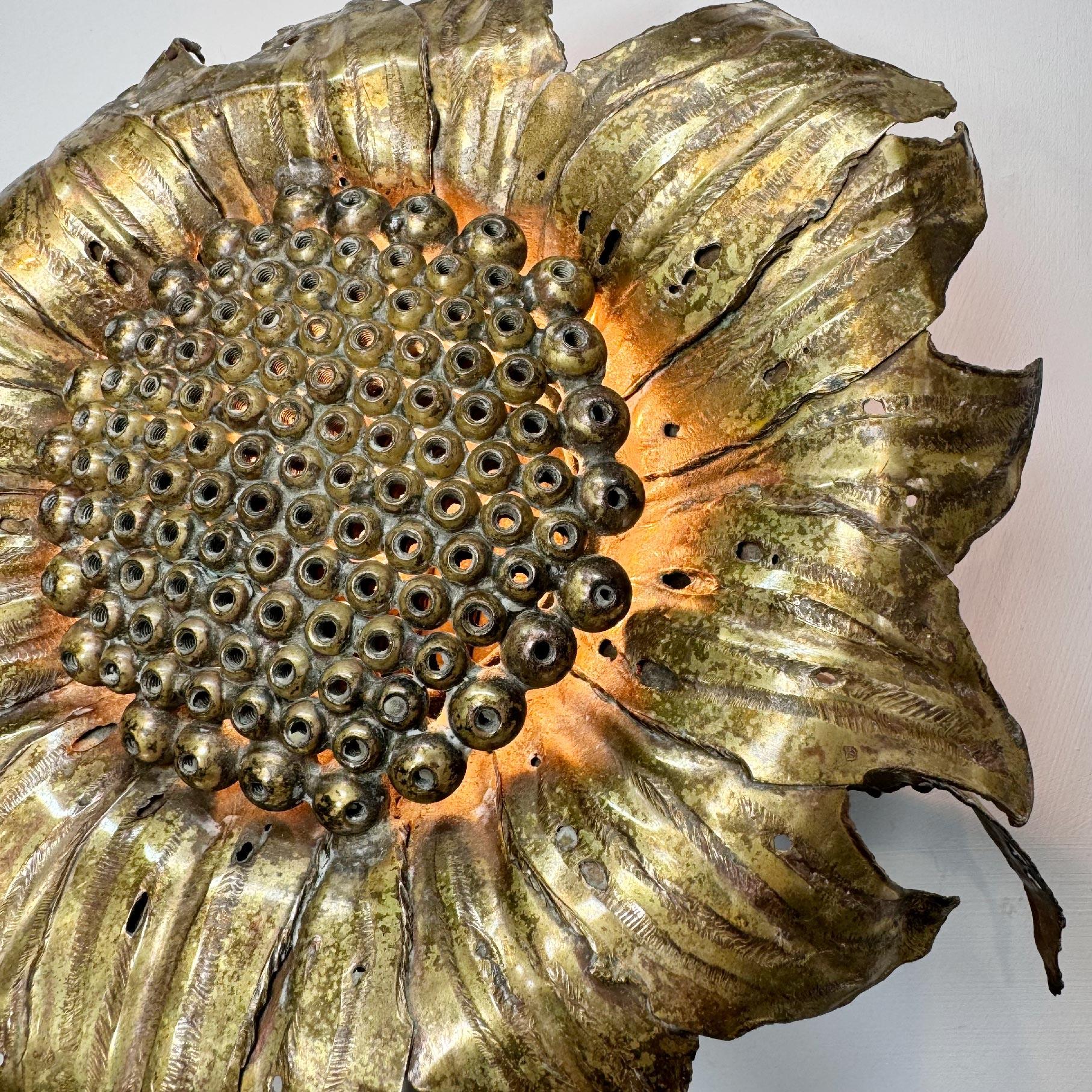 Sunflower Wall Light in brass signed by P Mas Rossi 1970's in vendita 3