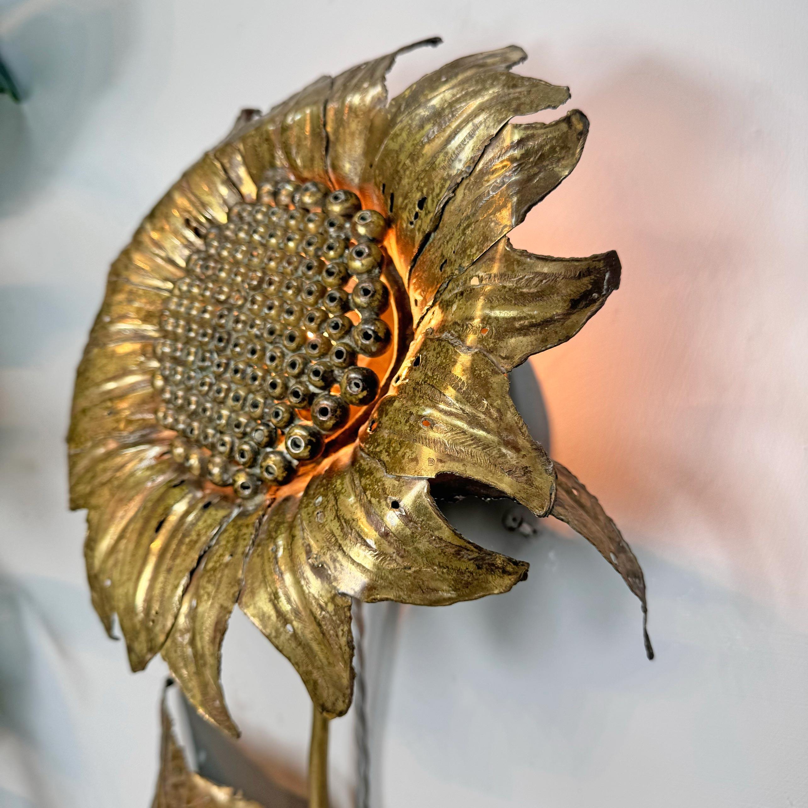 Hollywood Regency Sunflower Wall Light in brass signed by P Mas Rossi 1970's in vendita