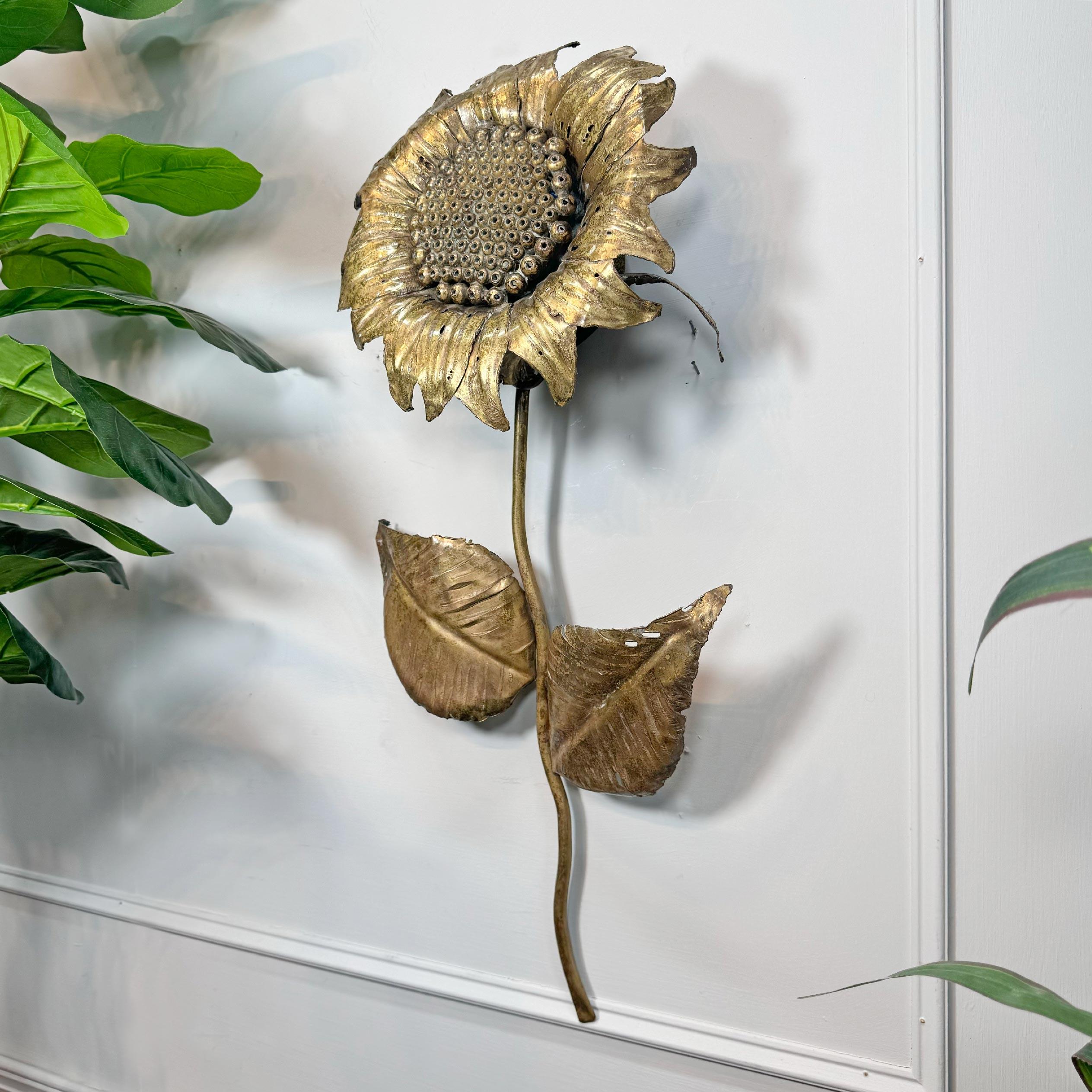 Fatto a mano Sunflower Wall Light in brass signed by P Mas Rossi 1970's in vendita